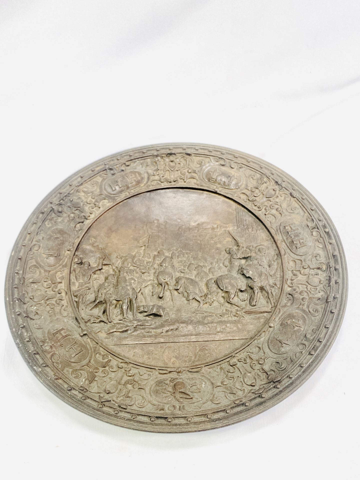 19th century cast metal charger - Image 4 of 6