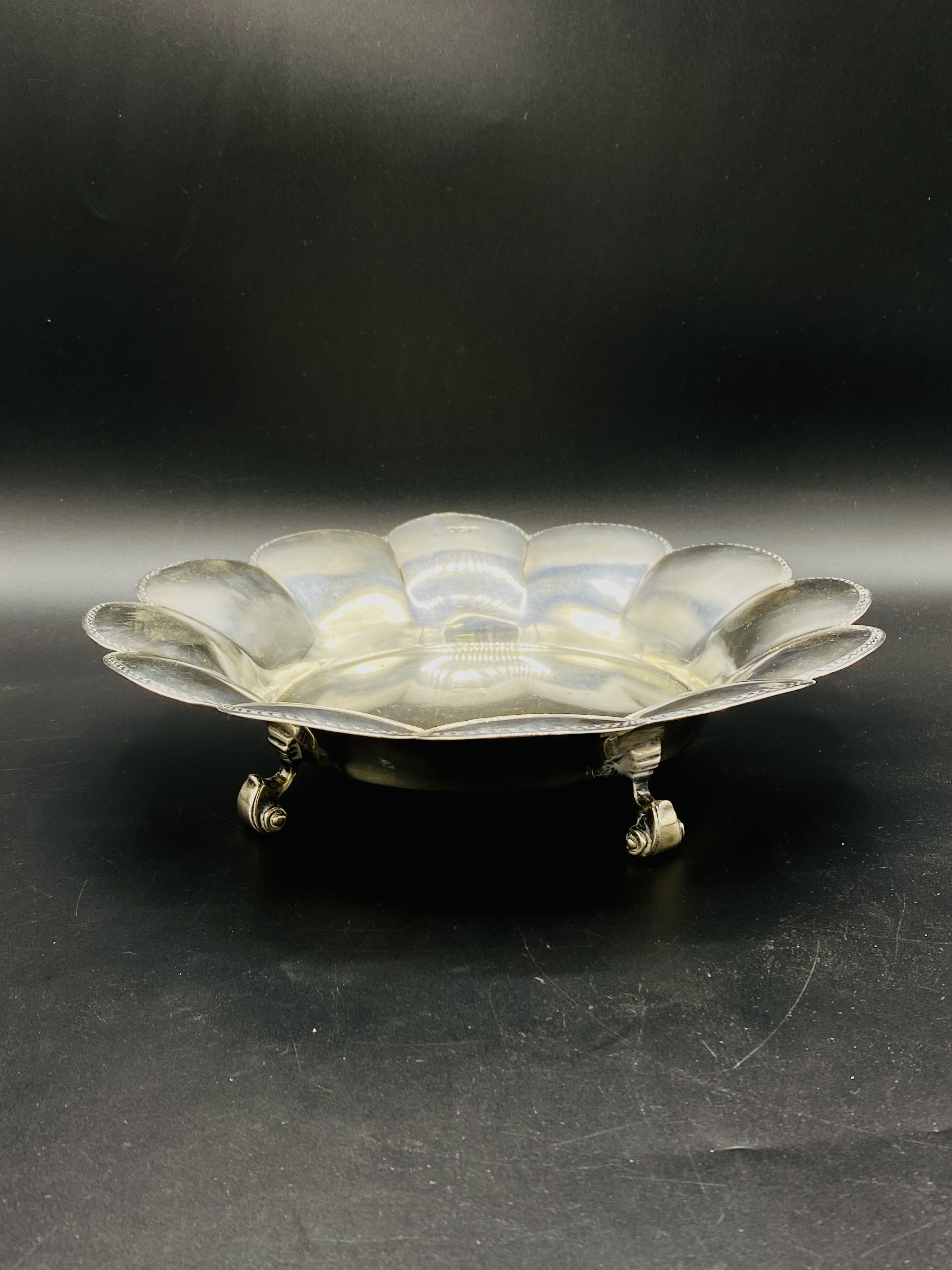 Silver shallow bowl with fluted sides on 4 scroll feet - Image 4 of 4