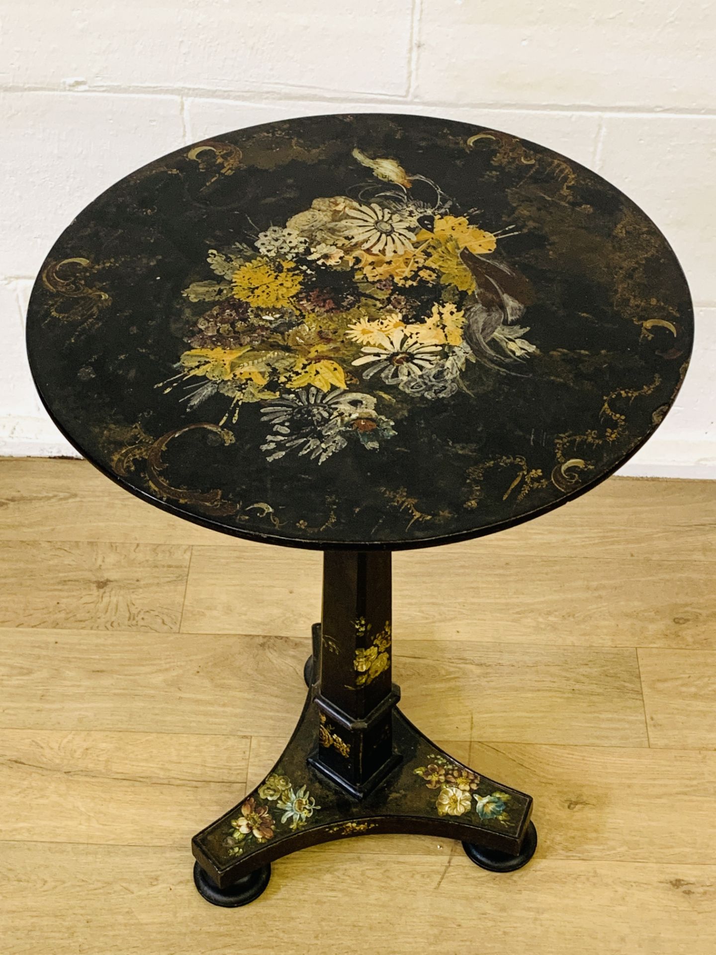 Black japanned tilt top table - Image 2 of 7