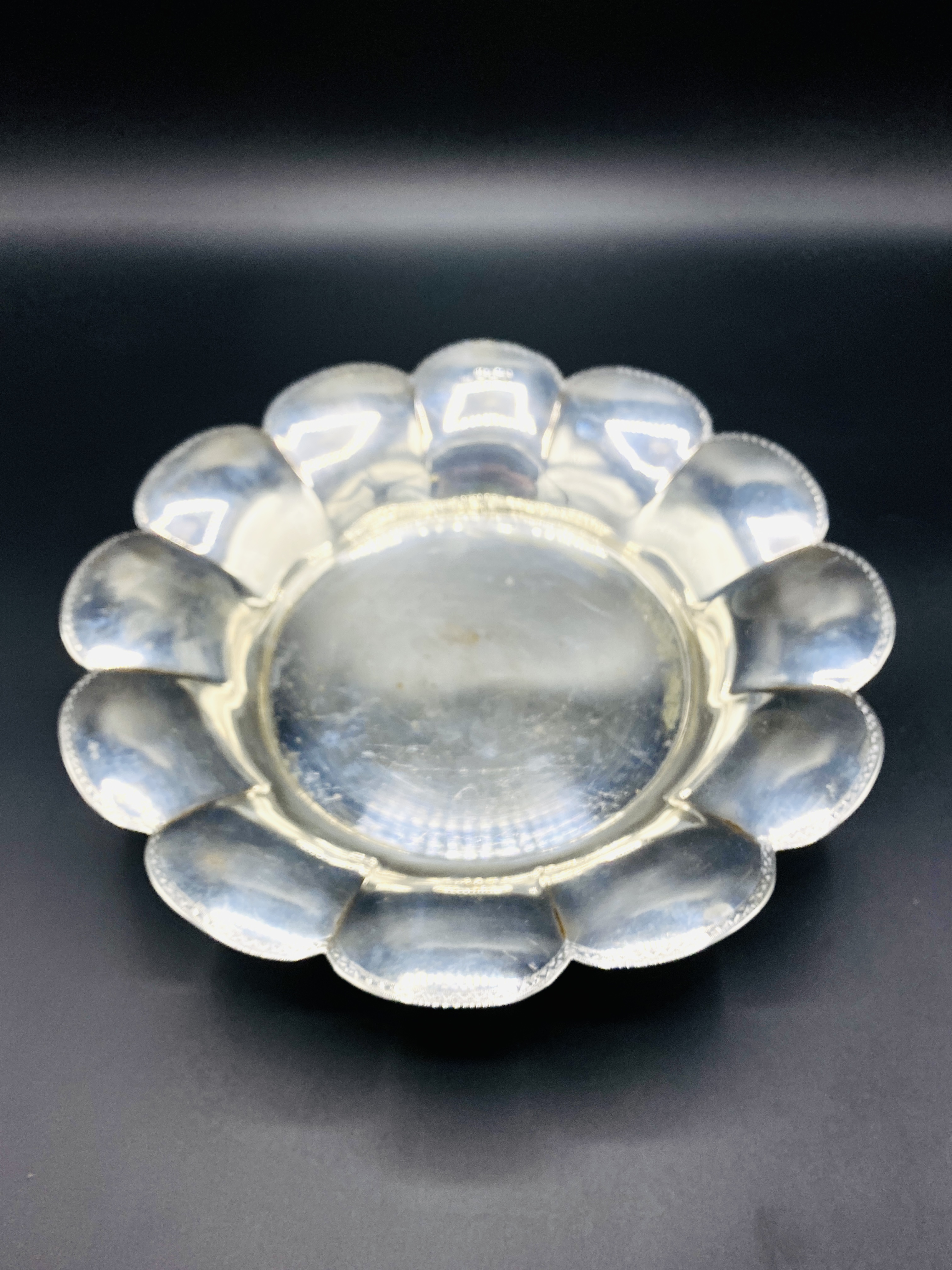 Silver shallow bowl with fluted sides on 4 scroll feet - Image 2 of 4