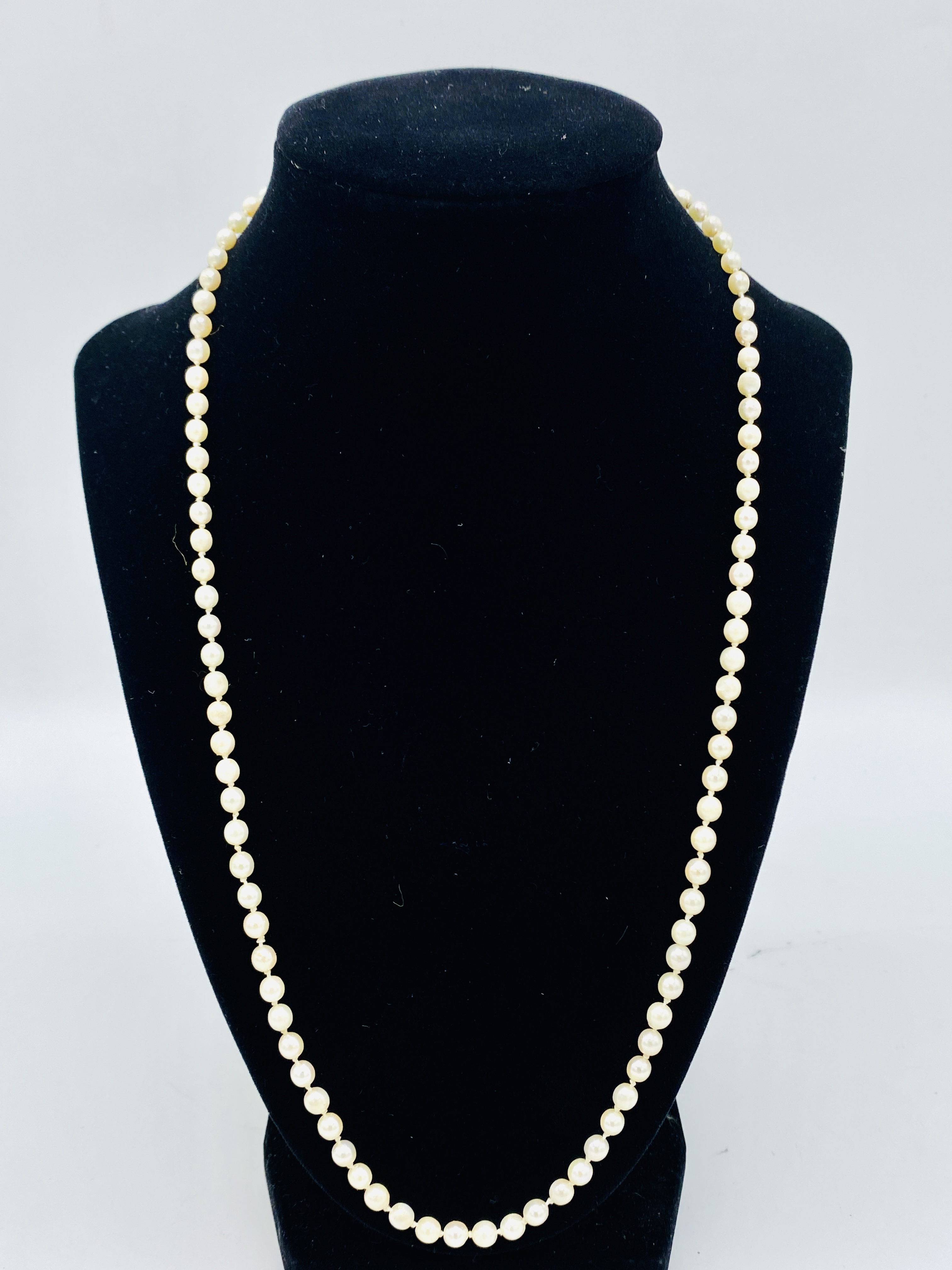 Two strings of pearls with gold clasps - Image 5 of 5