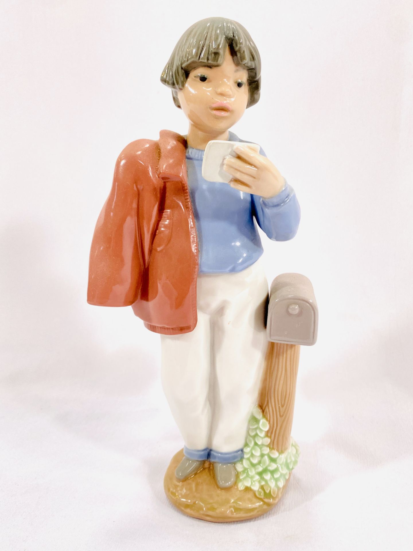 A Lladro figure together with a collection of other ceramic figures - Image 8 of 8