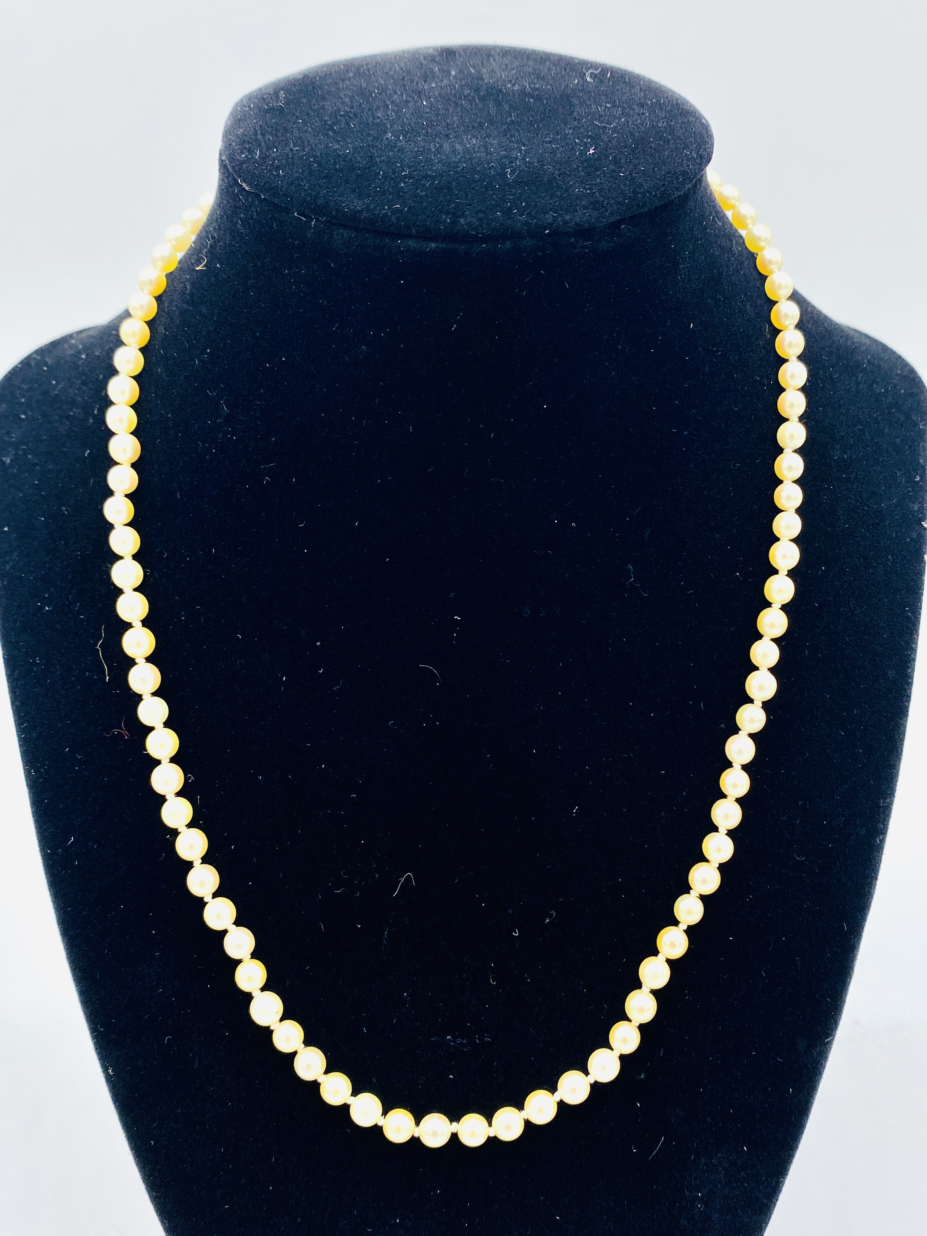 Two strings of pearls with gold clasps - Image 3 of 5