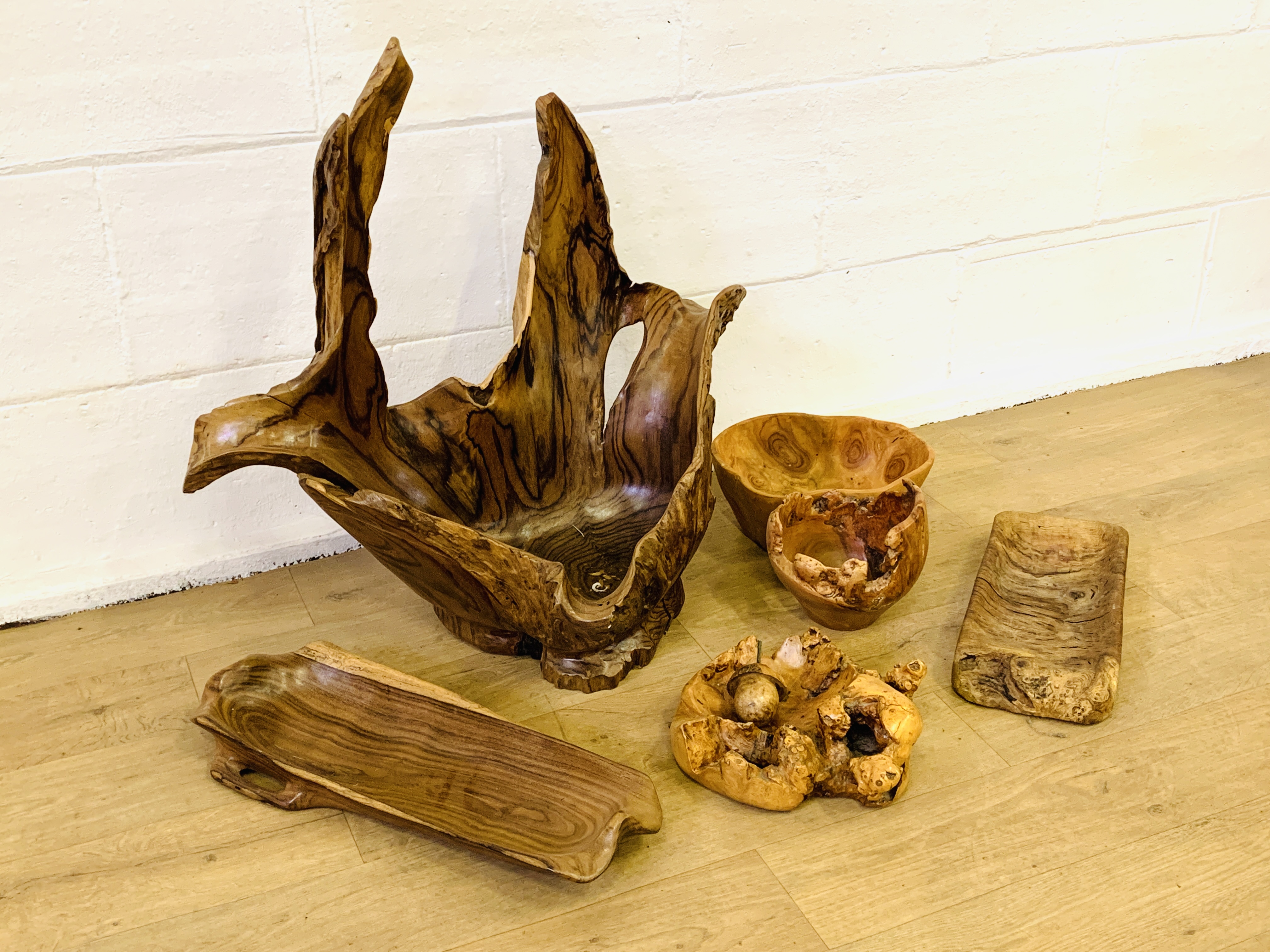 Collection of rustic wood bowls - Image 3 of 3