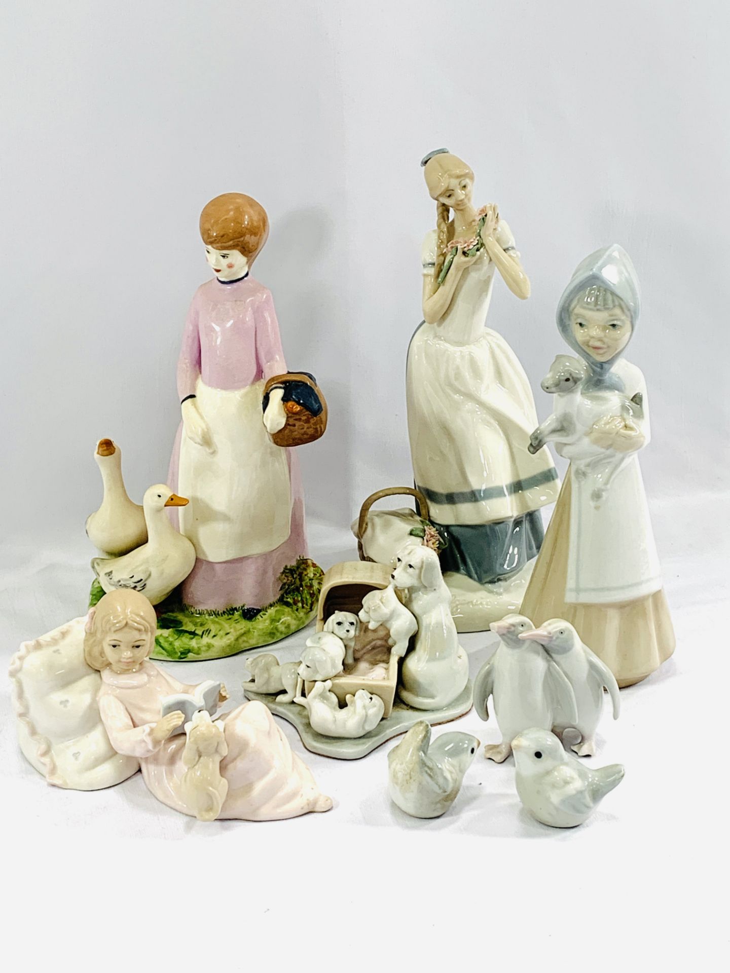 A collection of porcelain figures - Image 2 of 3