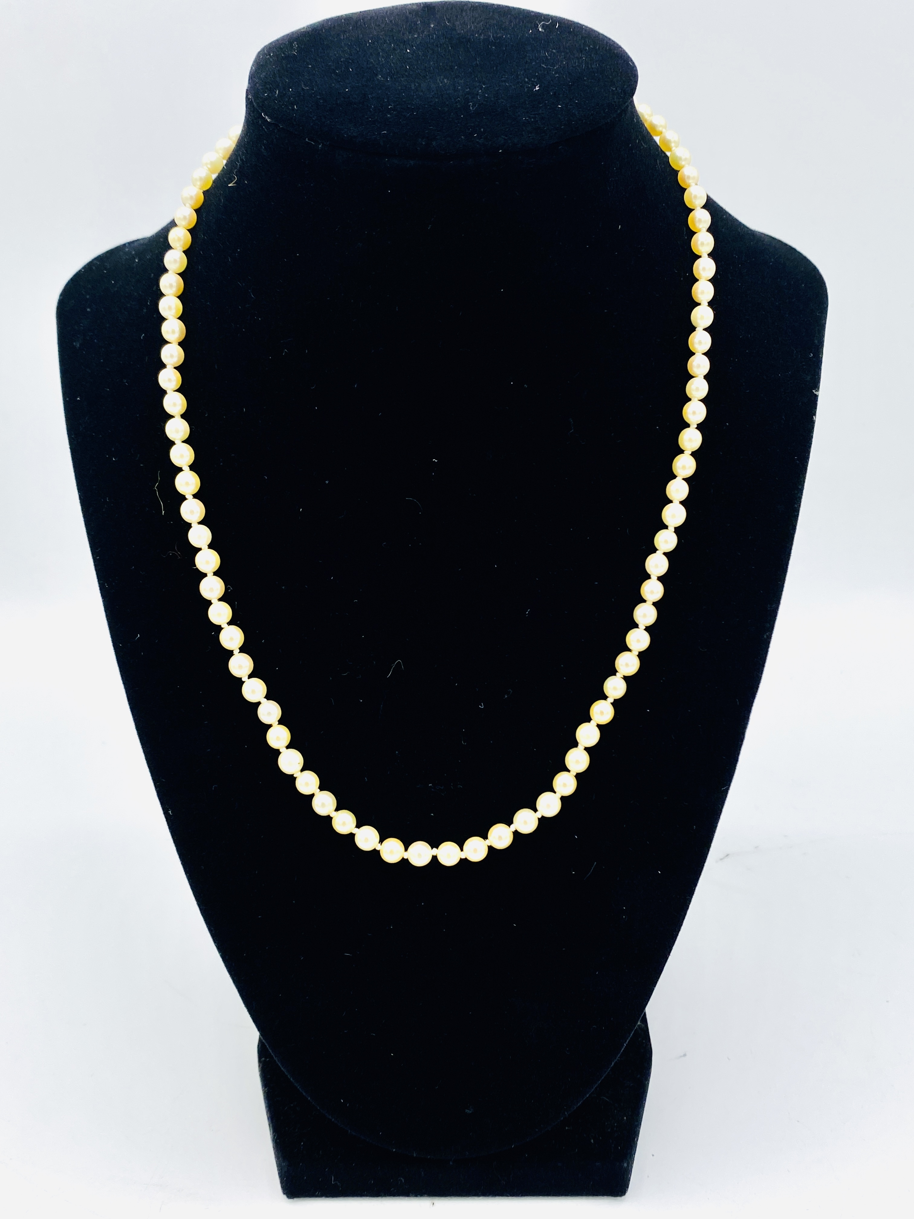 Two strings of pearls with gold clasps - Image 2 of 5