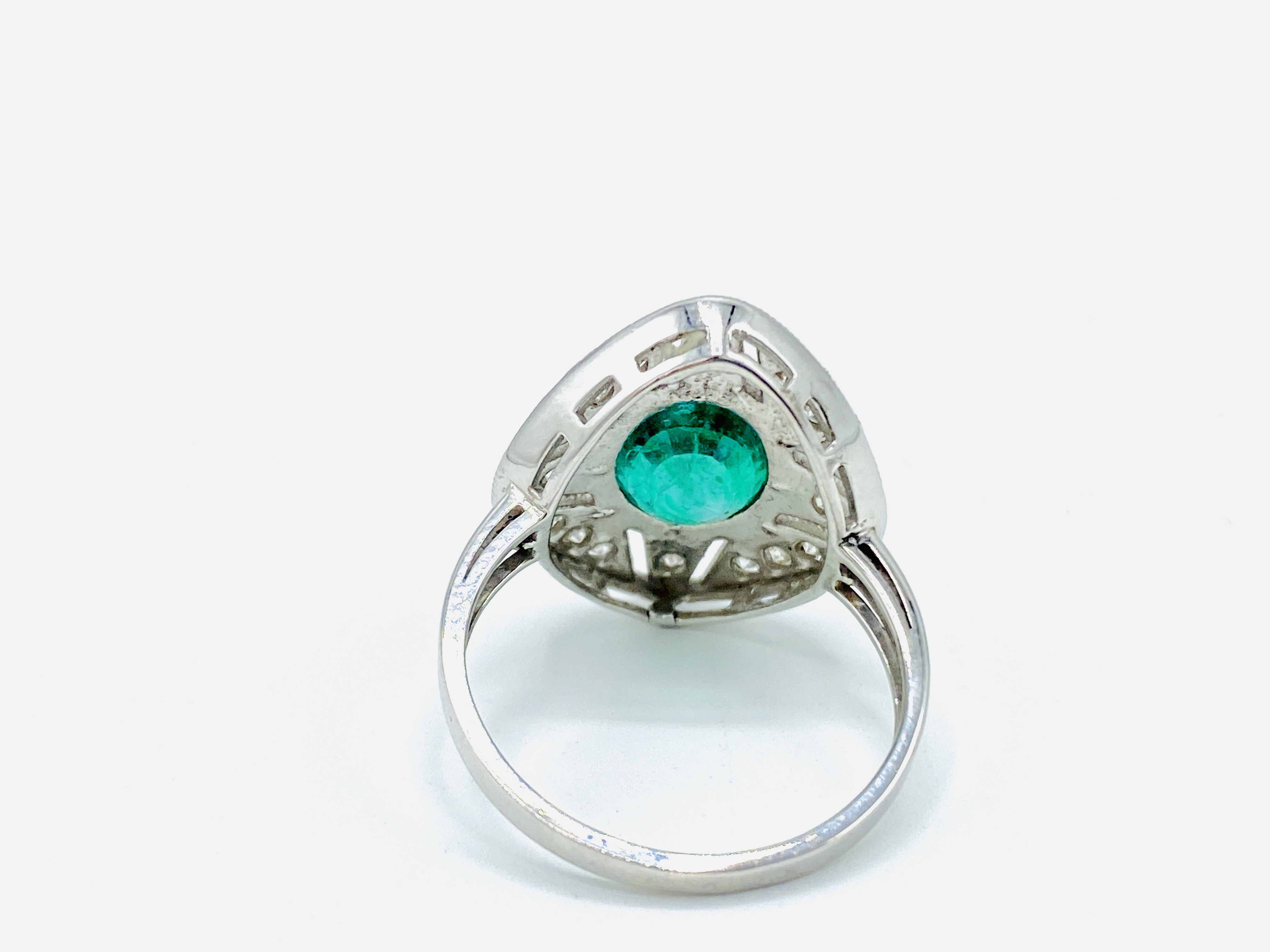 White gold ring set with an emerald and diamonds - Image 4 of 6