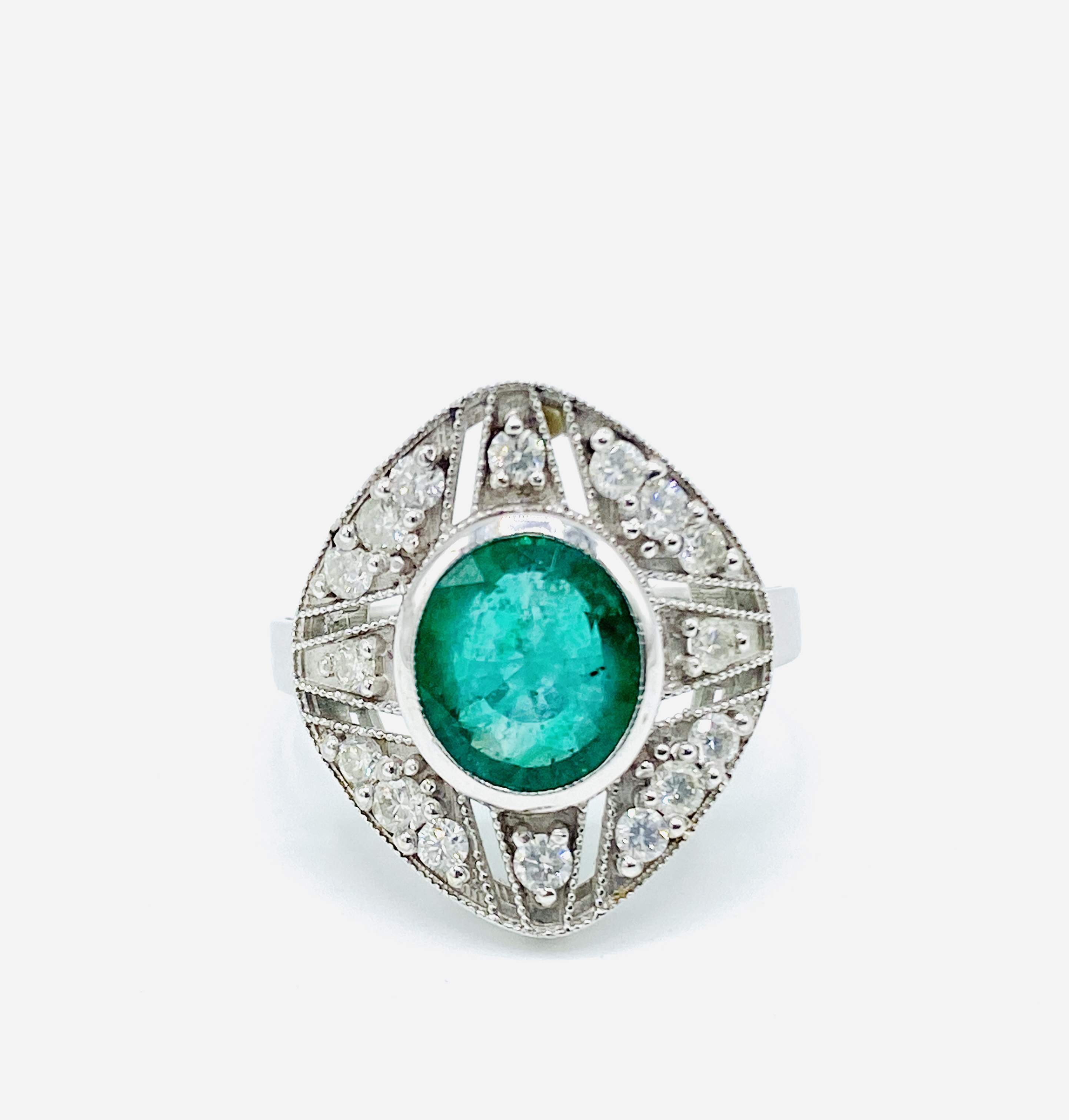 White gold ring set with an emerald and diamonds - Image 2 of 6