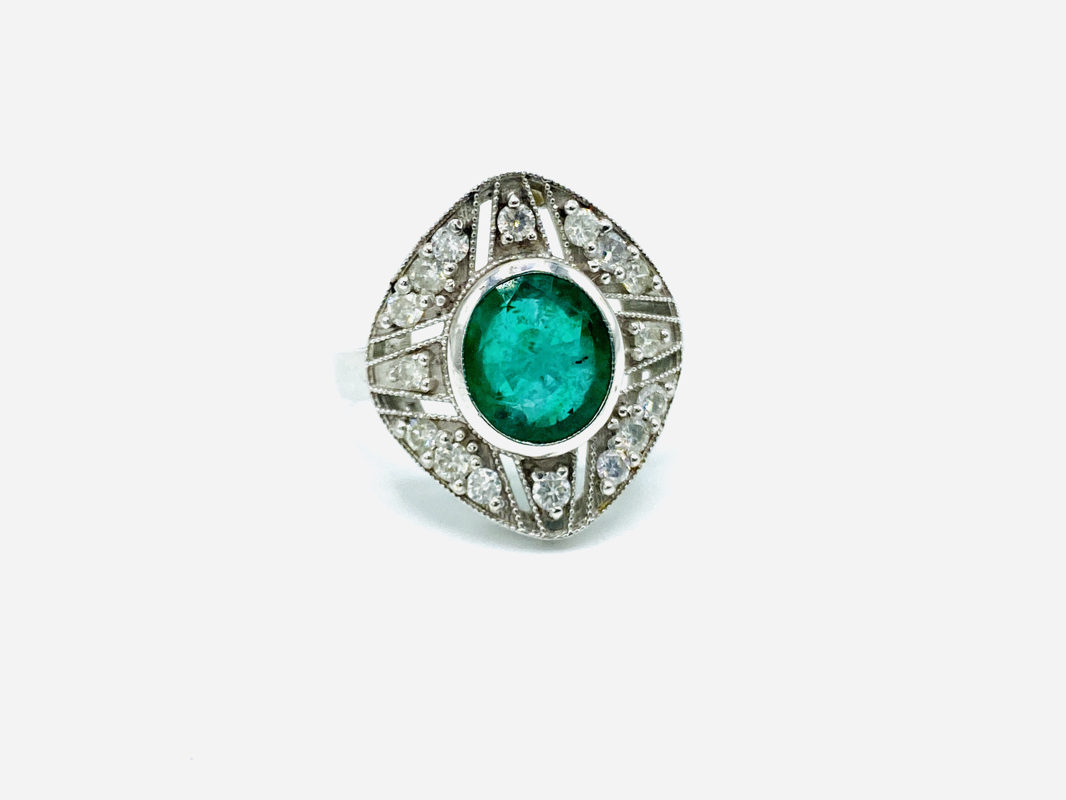 White gold ring set with an emerald and diamonds - Image 6 of 6