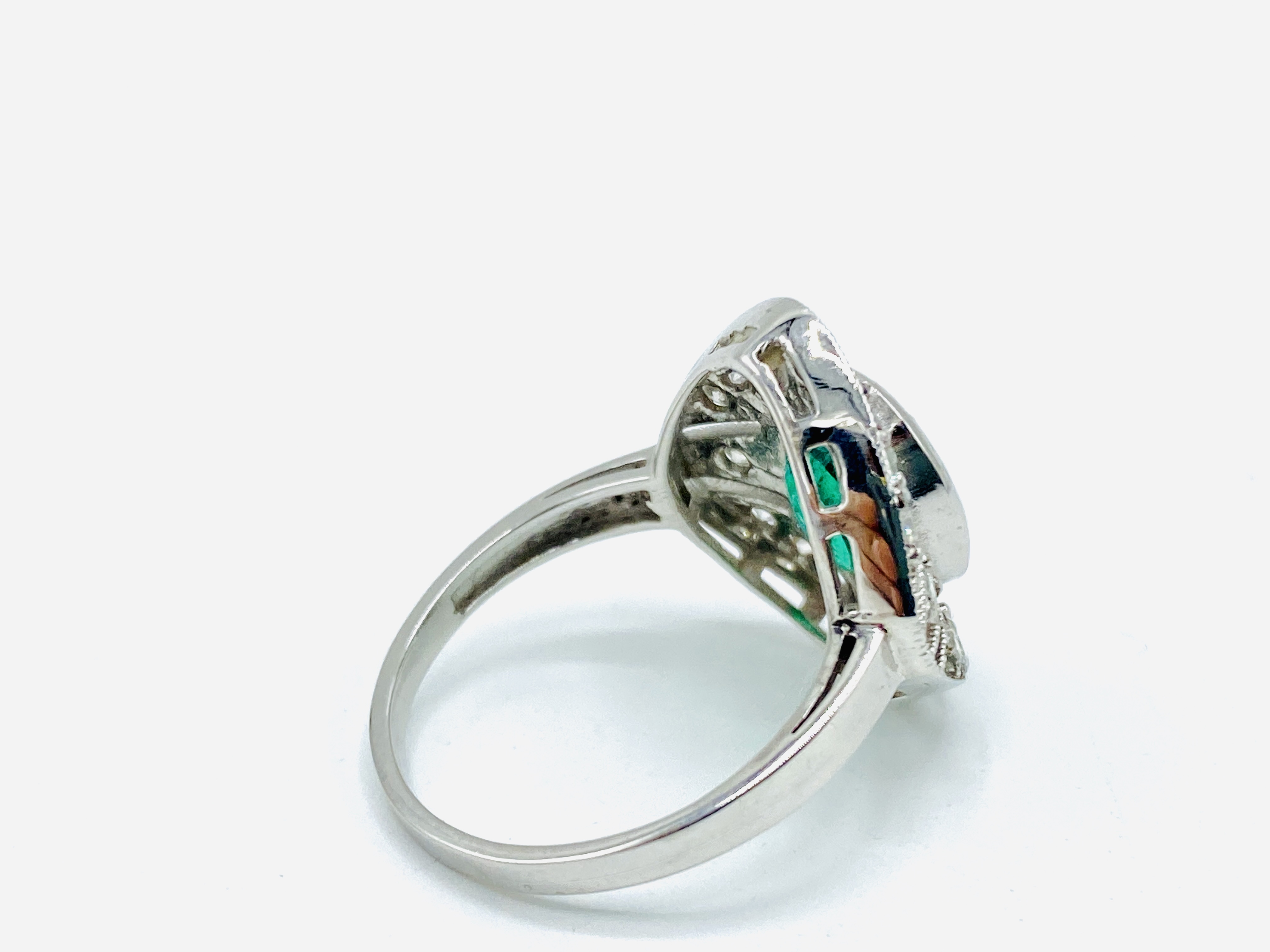 White gold ring set with an emerald and diamonds - Image 3 of 6