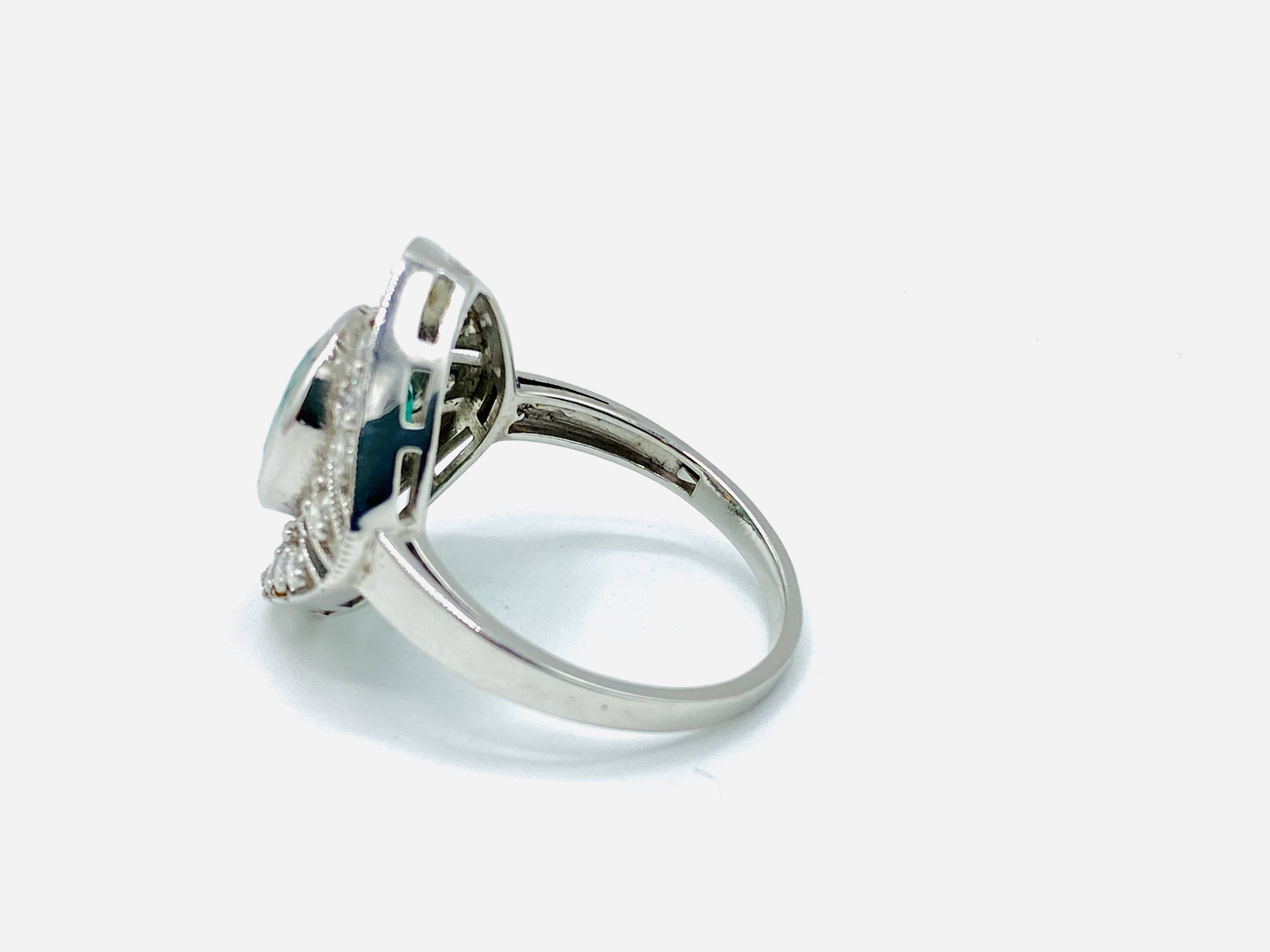 White gold ring set with an emerald and diamonds - Image 5 of 6