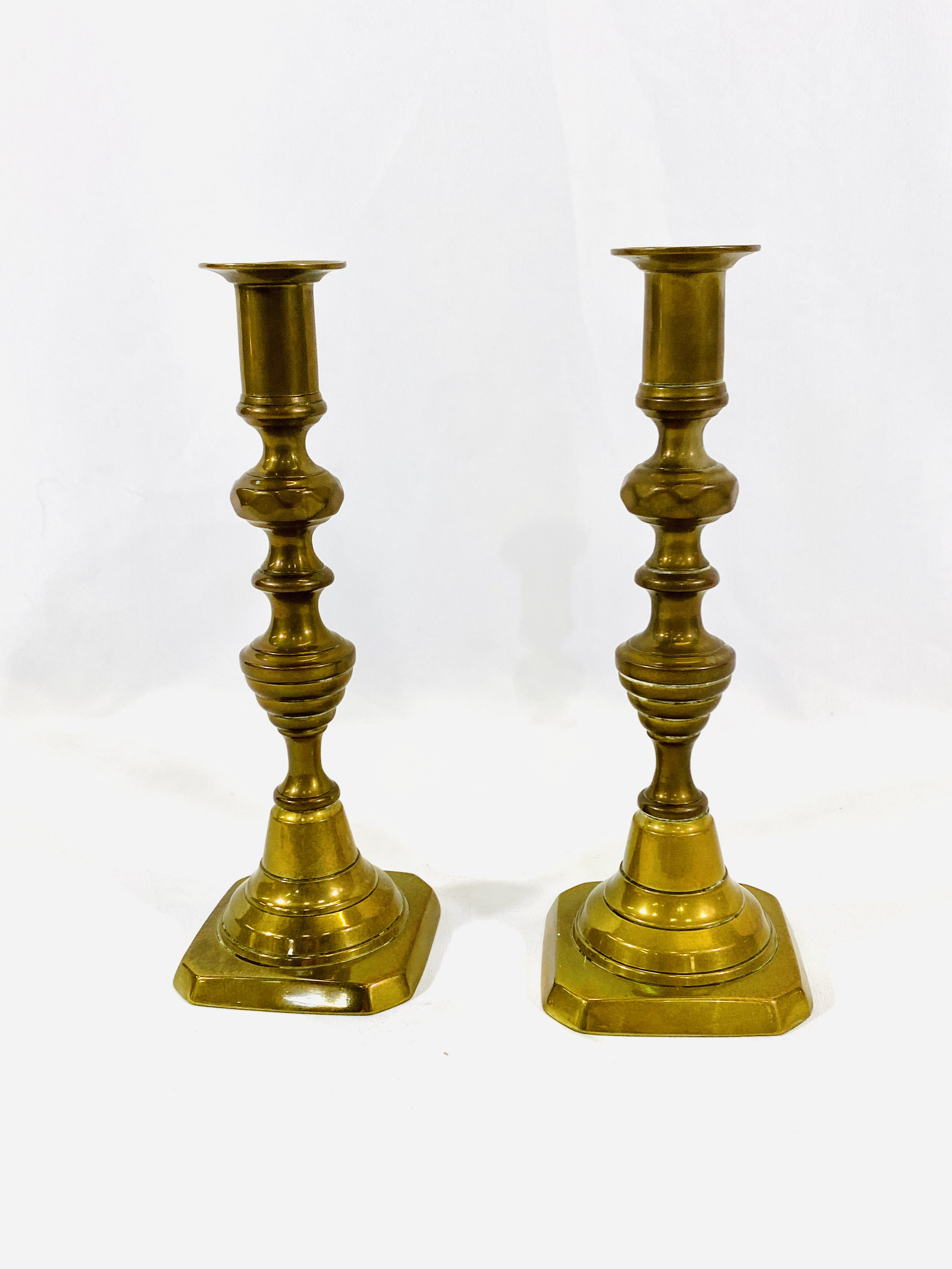 Pair of brass candlesticks and a brass magnifying glass - Bild 3 aus 7