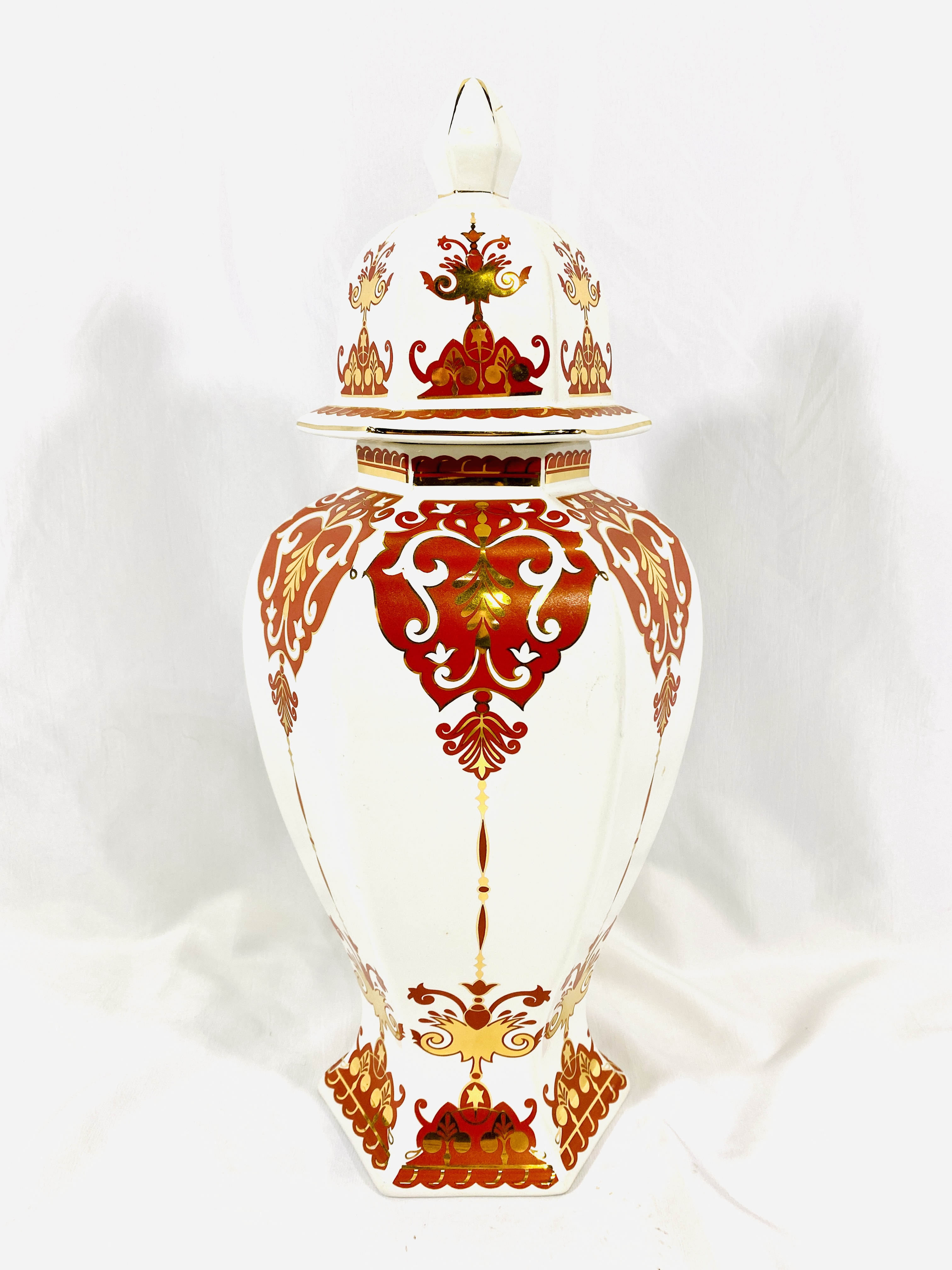 Three ceramic lidded jars and other china - Bild 4 aus 8