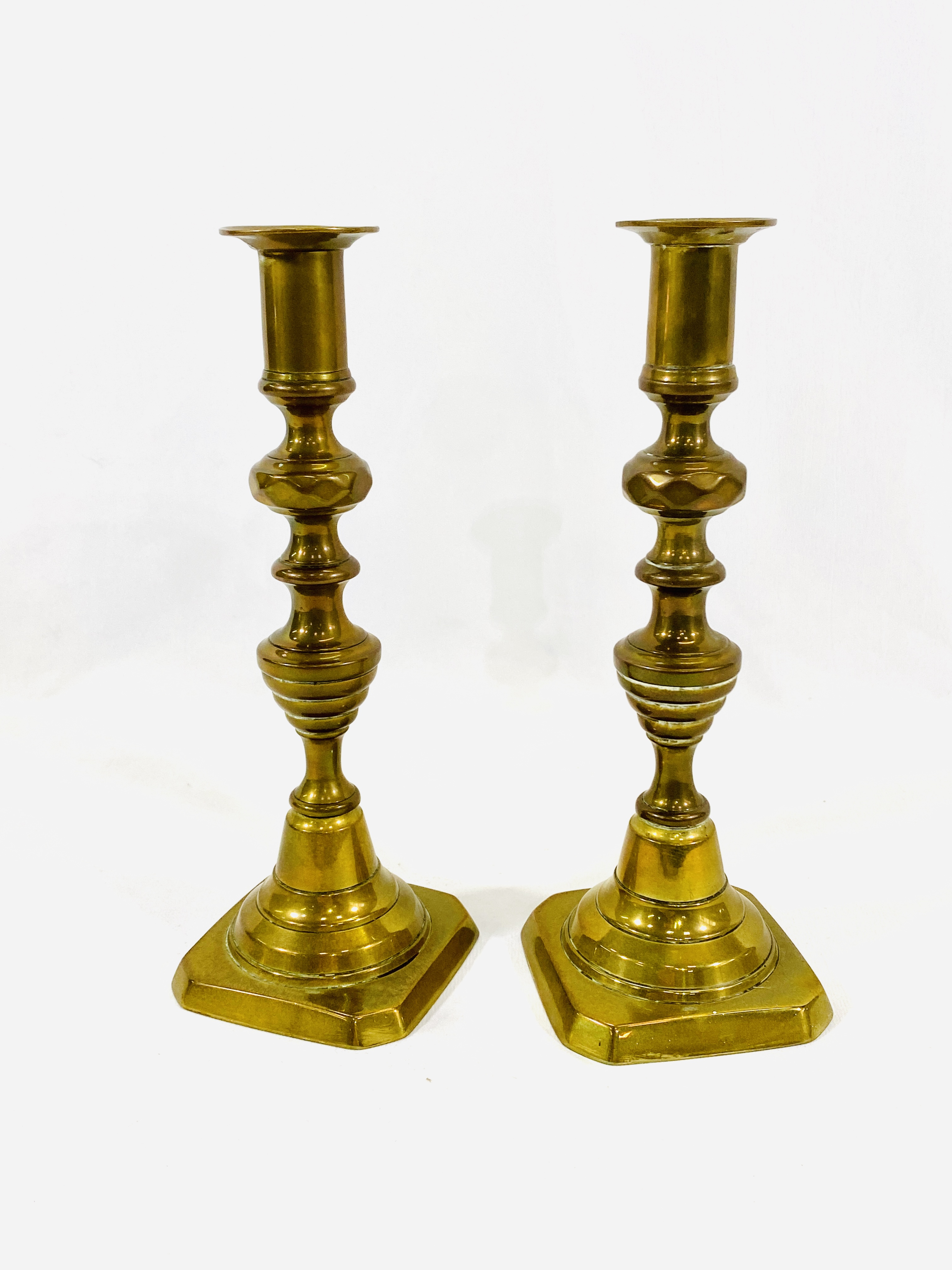 Pair of brass candlesticks and a brass magnifying glass - Bild 2 aus 7