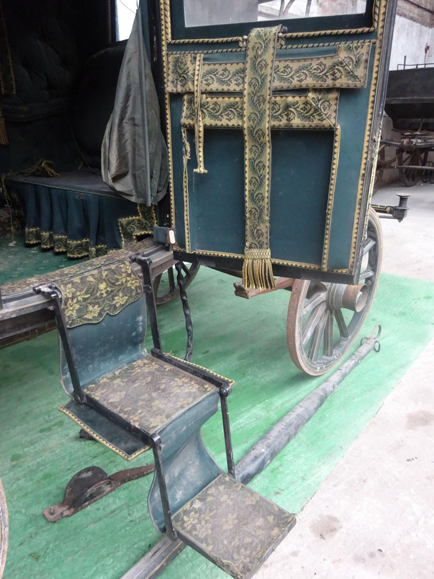 AN IMPORTANT DRESS COACH by Thrupp of London, on C-springs and perch - Image 10 of 22