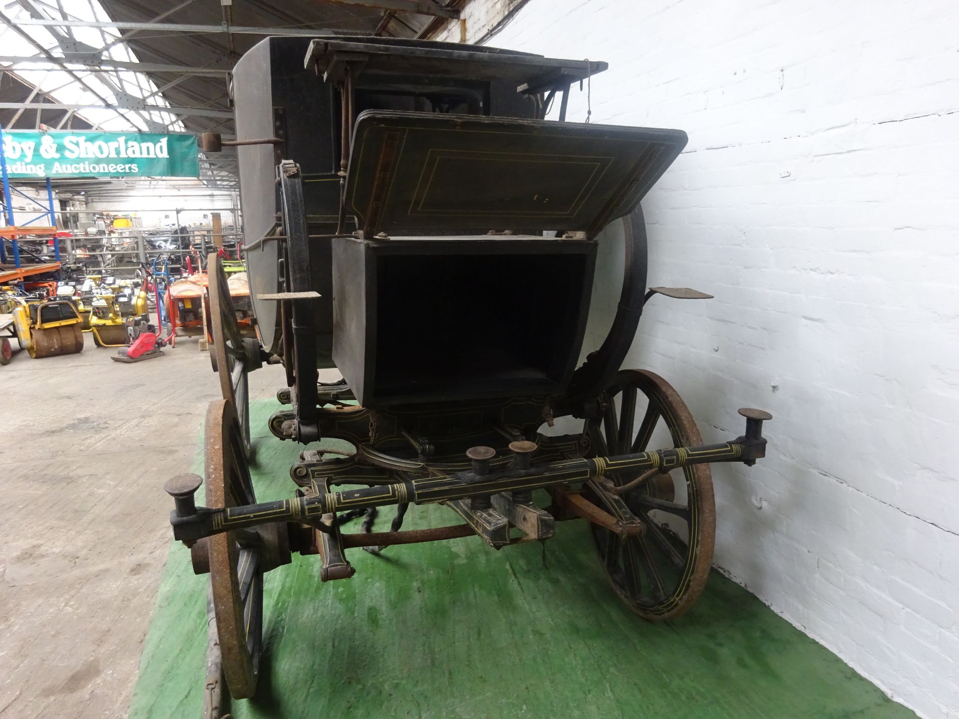 AN IMPORTANT DRESS COACH by Thrupp of London, on C-springs and perch - Image 4 of 22