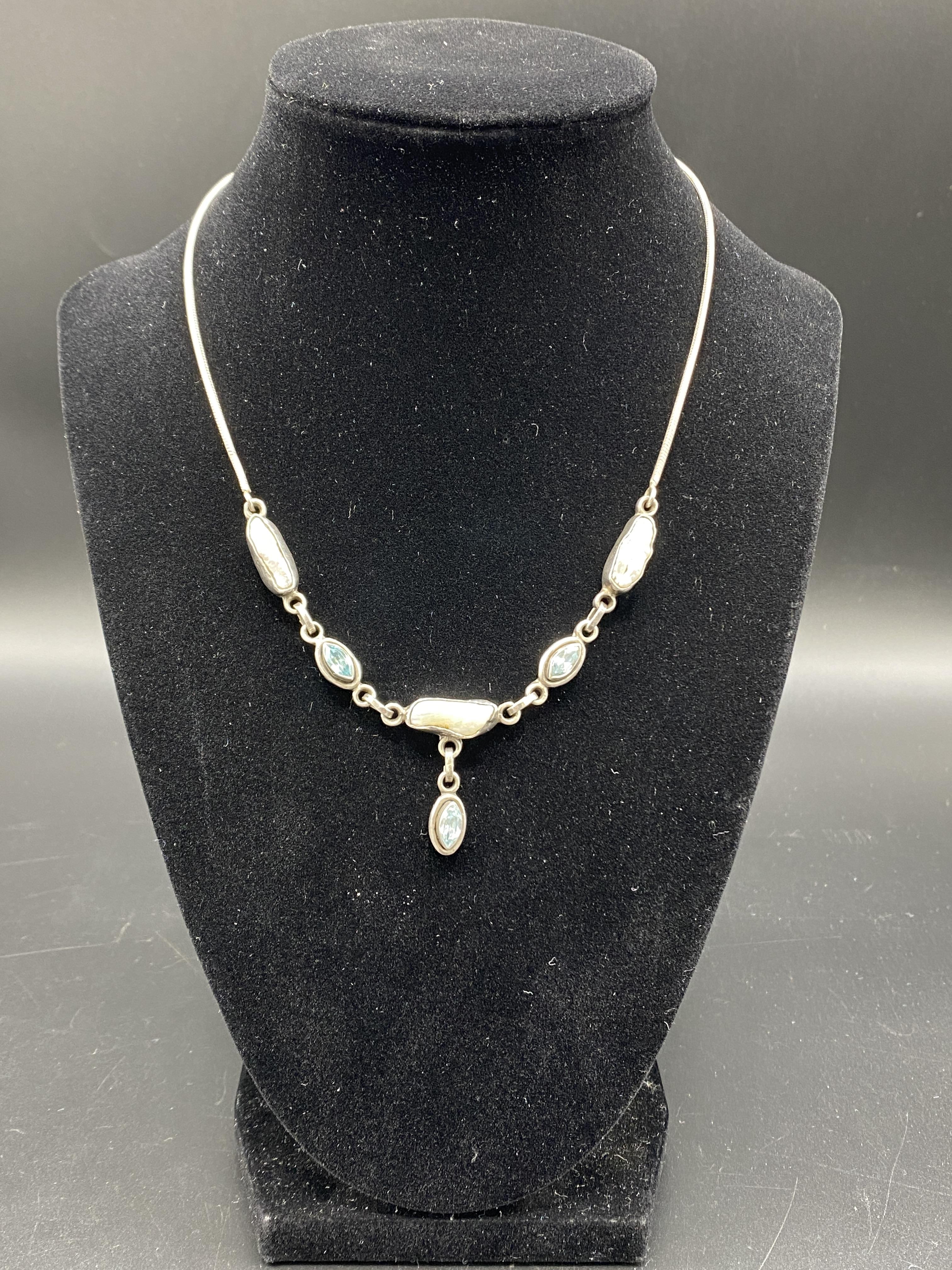 Silver necklace set with pearls