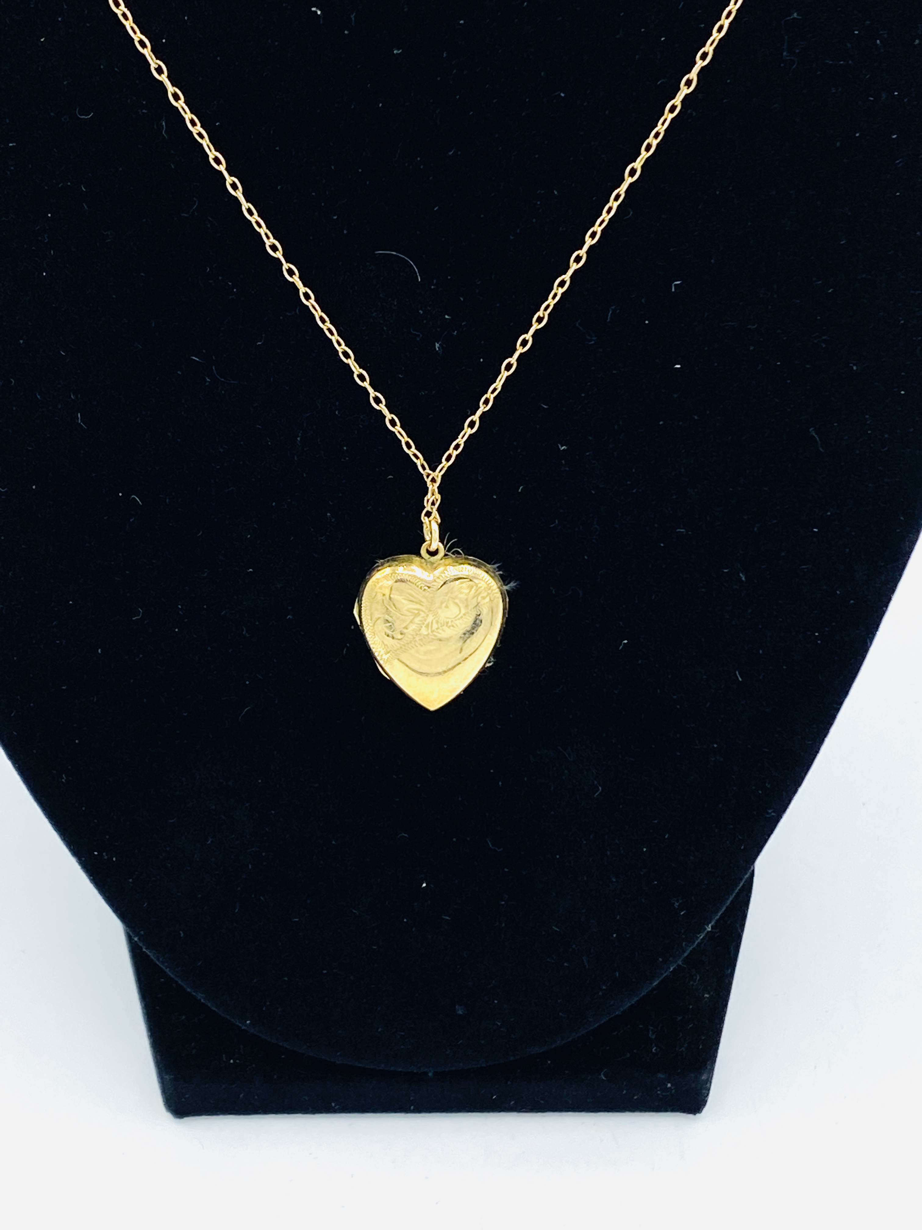 9ct gold heart shaped locket on a chain - Image 4 of 5