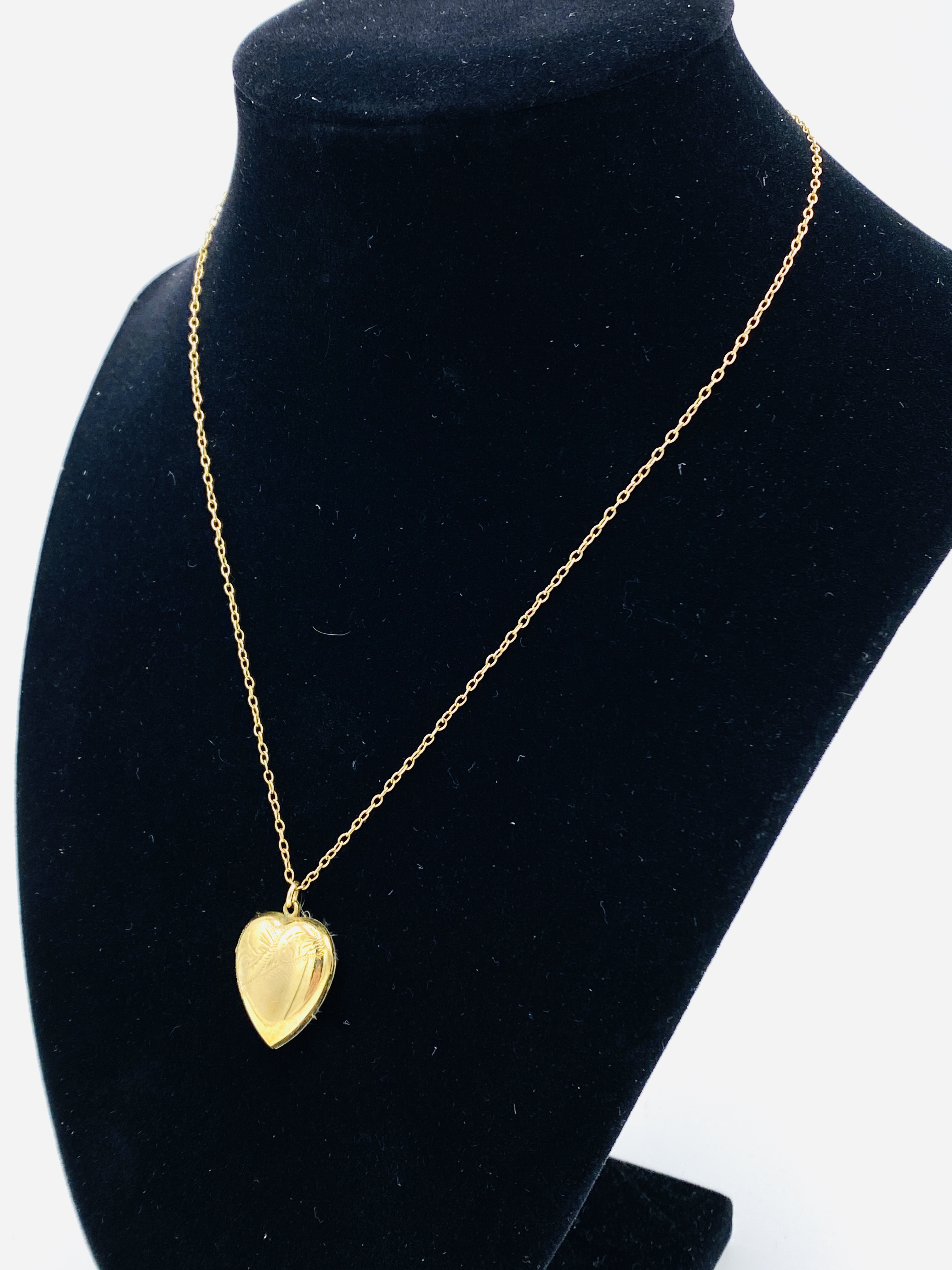 9ct gold heart shaped locket on a chain - Image 3 of 5