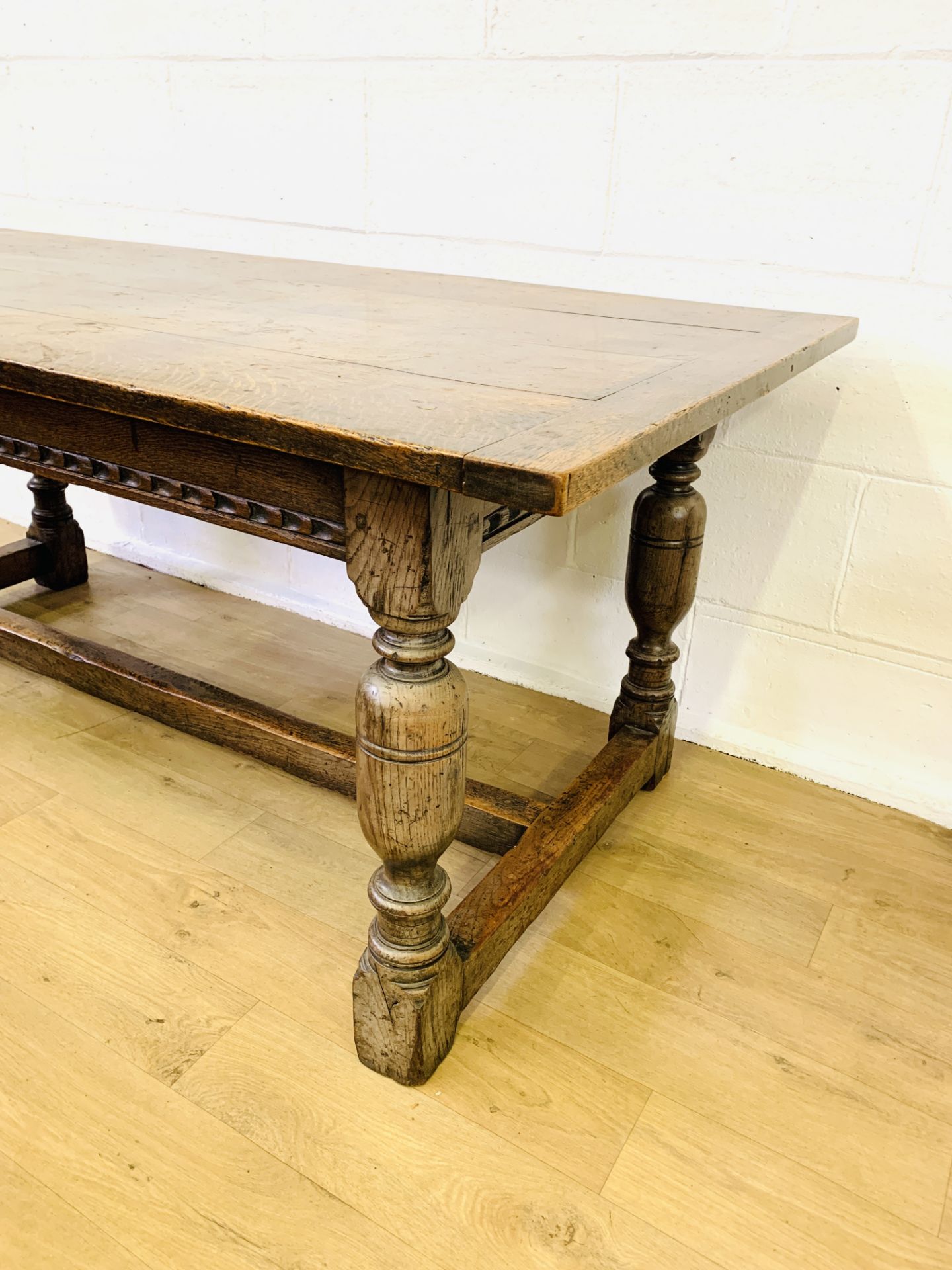 Oak dining table - Image 2 of 4