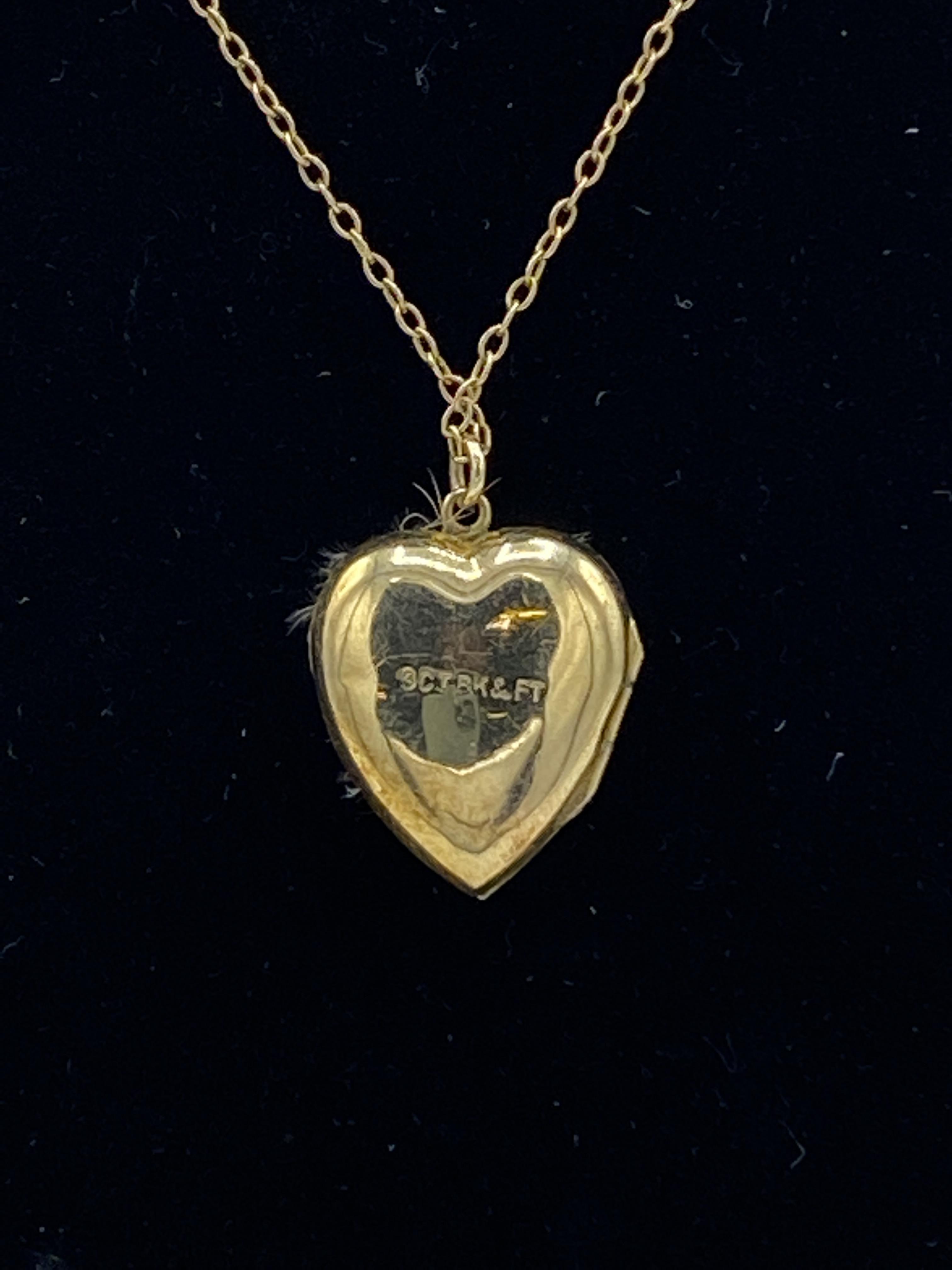 9ct gold heart shaped locket on a chain - Image 5 of 5