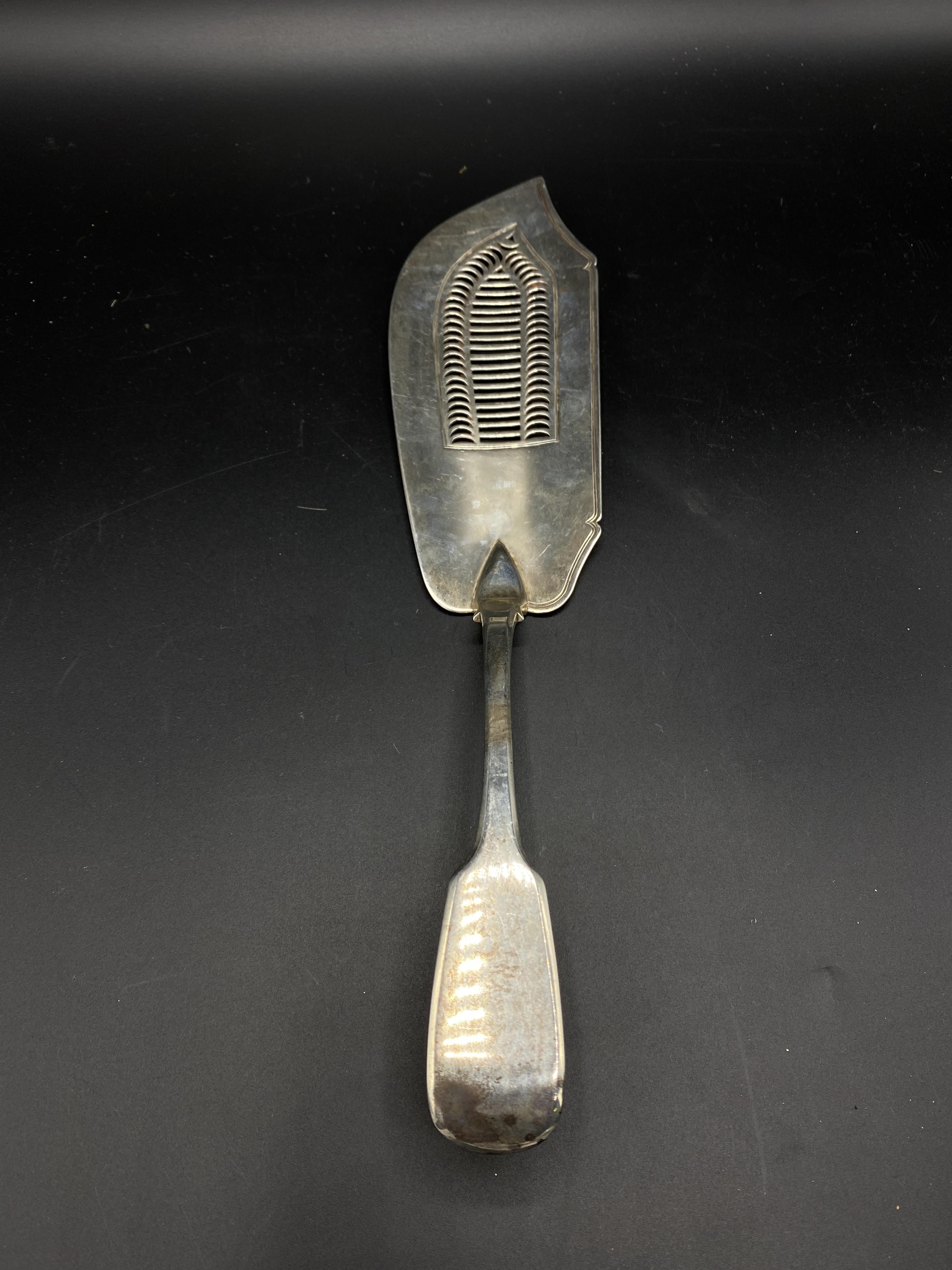 Silver fish slice and server together with a knife with mother of pearl handle - Image 4 of 4