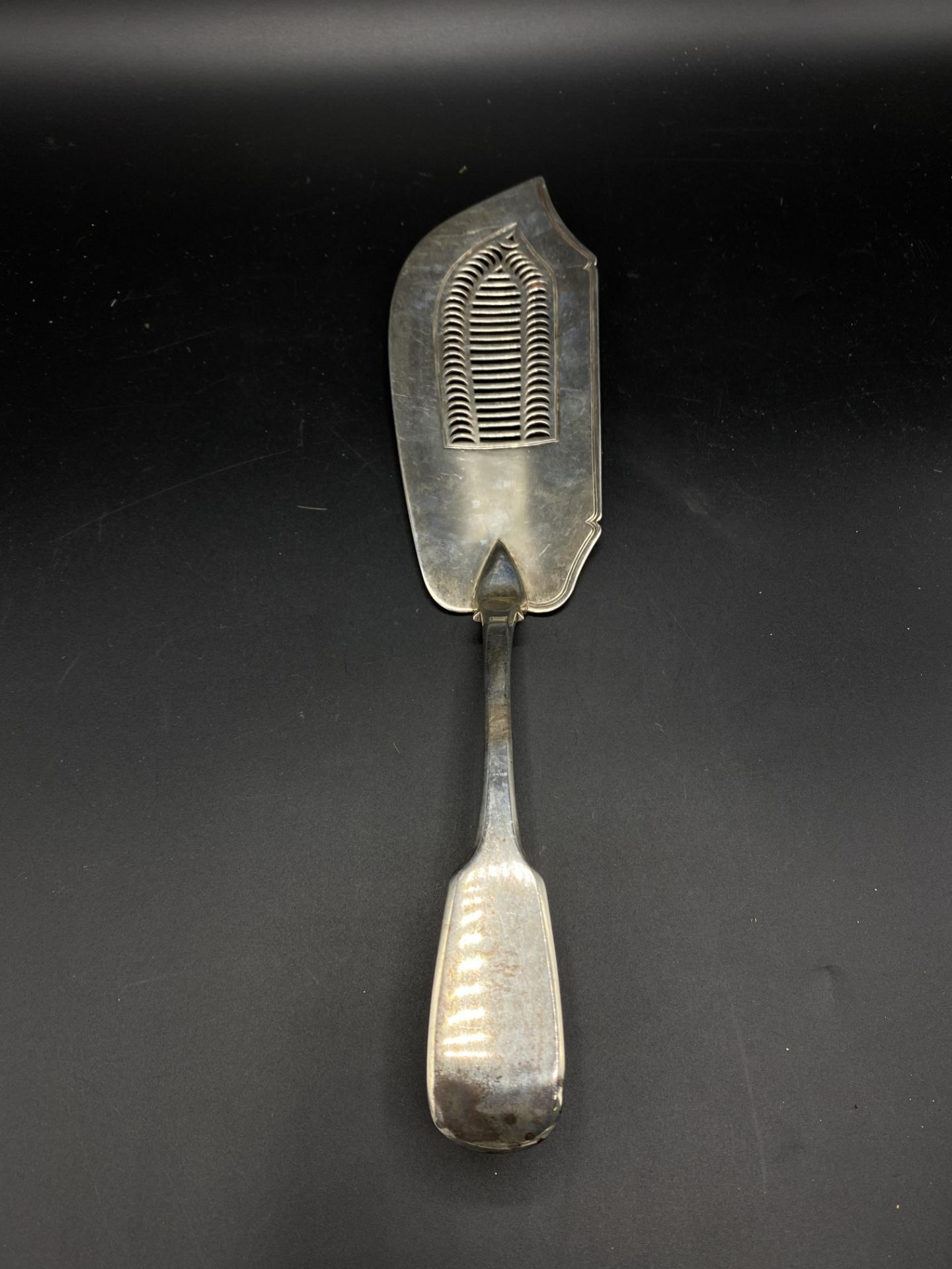 Silver fish slice and server together with a knife with mother of pearl handle - Bild 4 aus 4