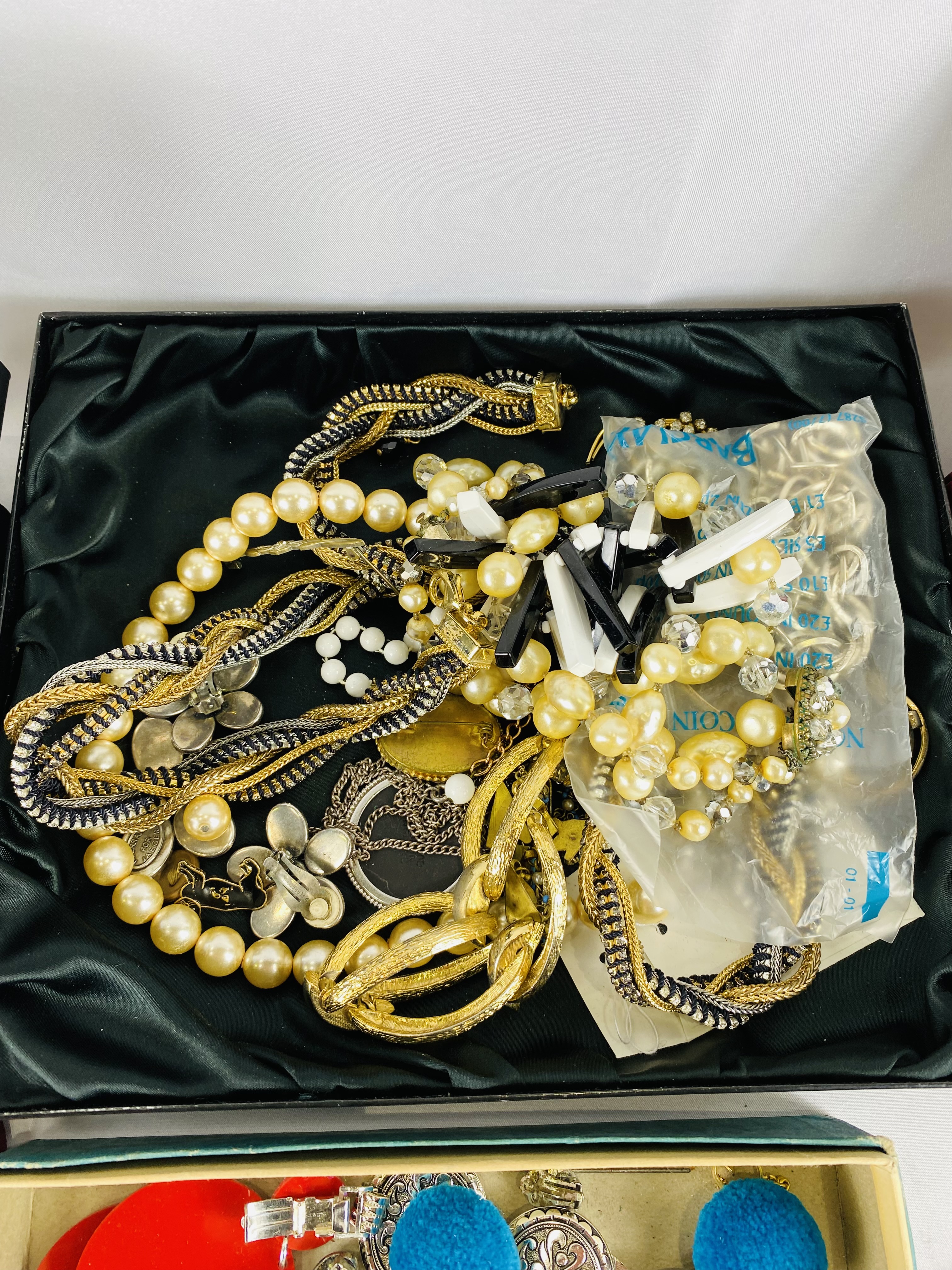 Quantity of costume jewellery - Image 7 of 7