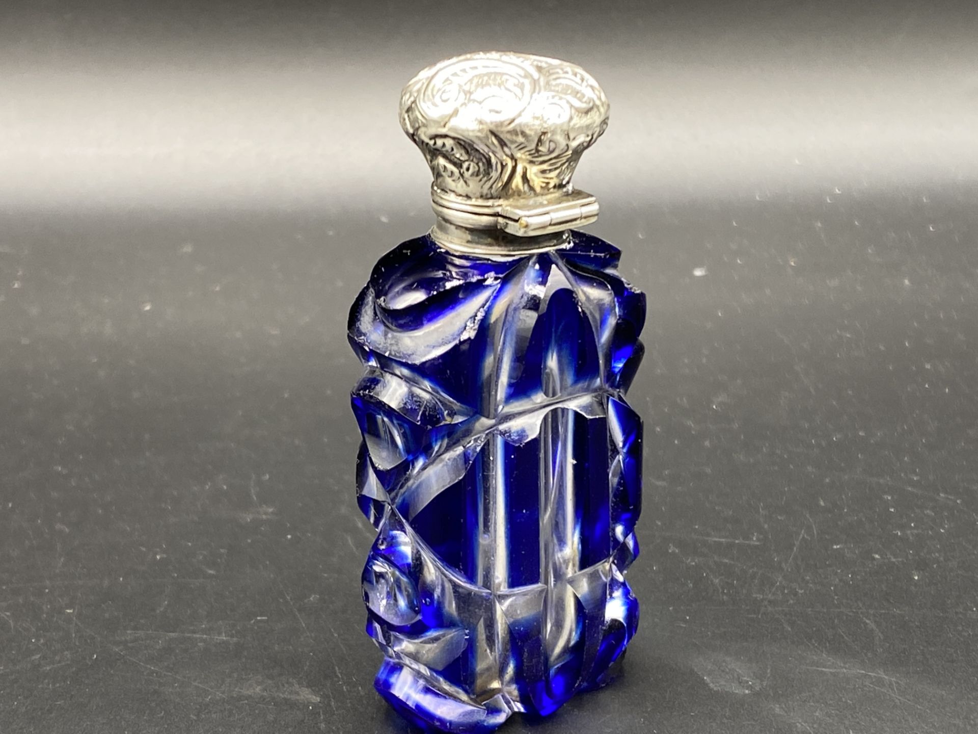 Glass scent bottle with silver top - Image 3 of 4