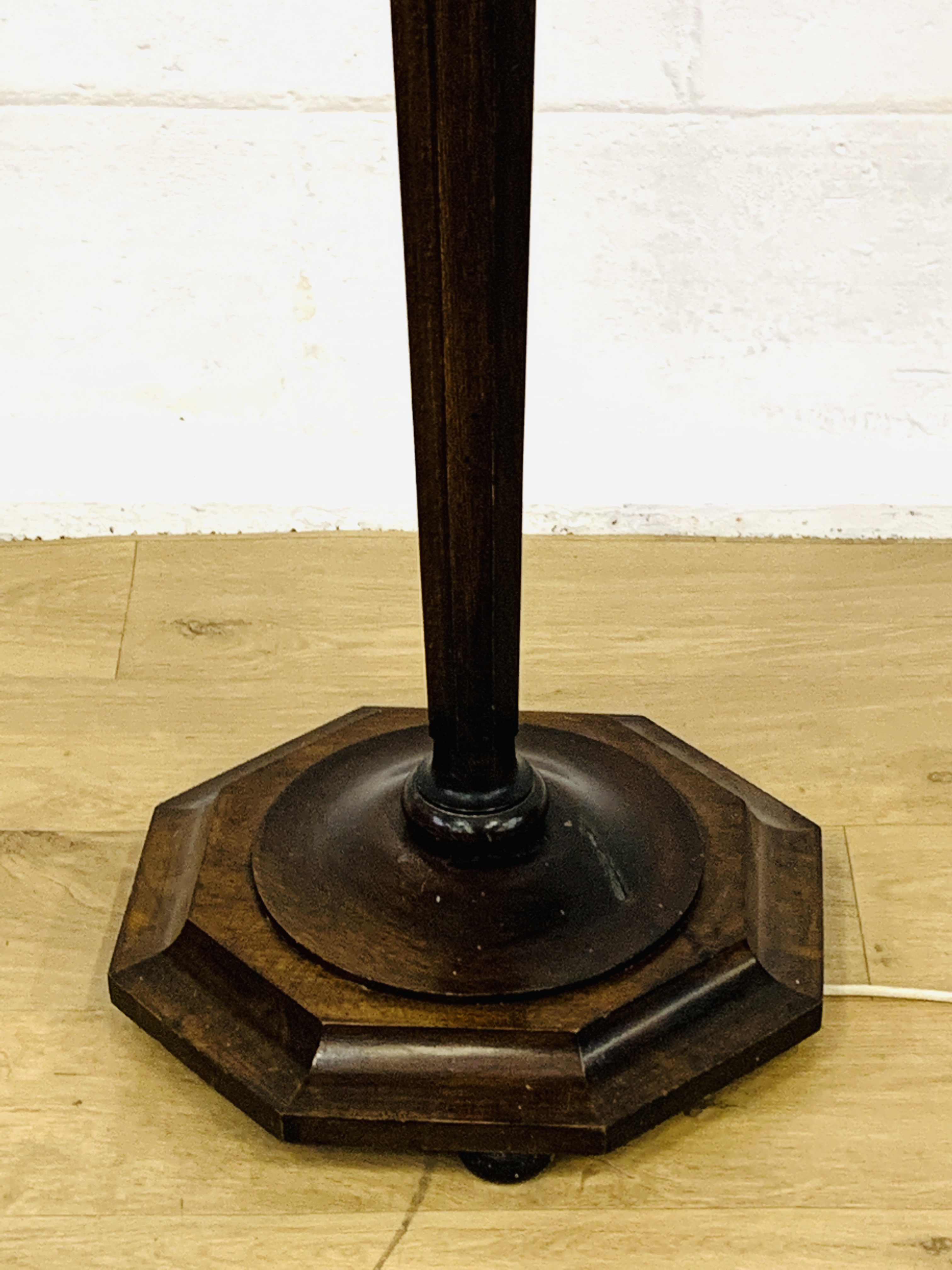 Oak standard lamp - Image 3 of 4