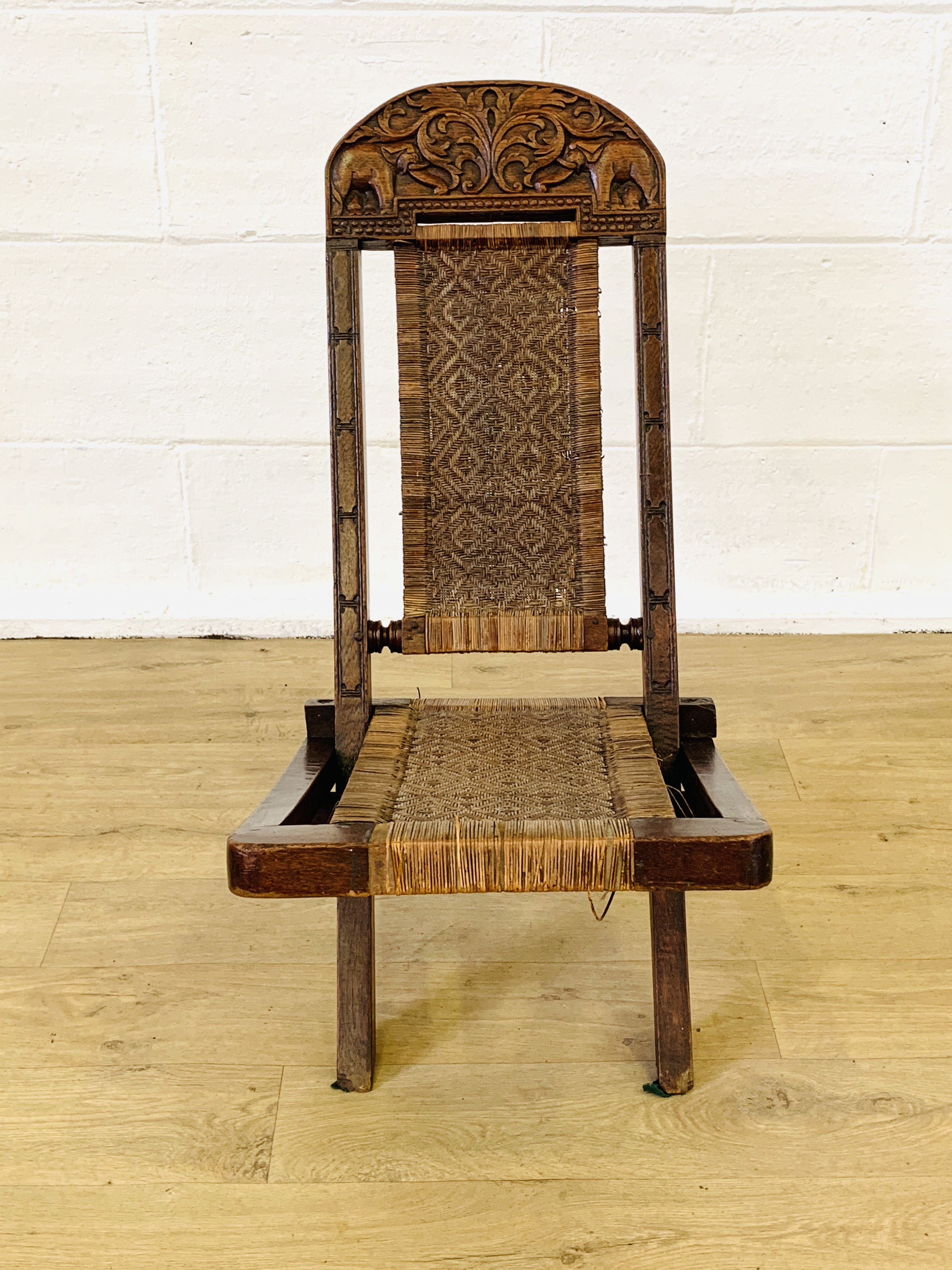 Carved wood folding chair - Image 5 of 5