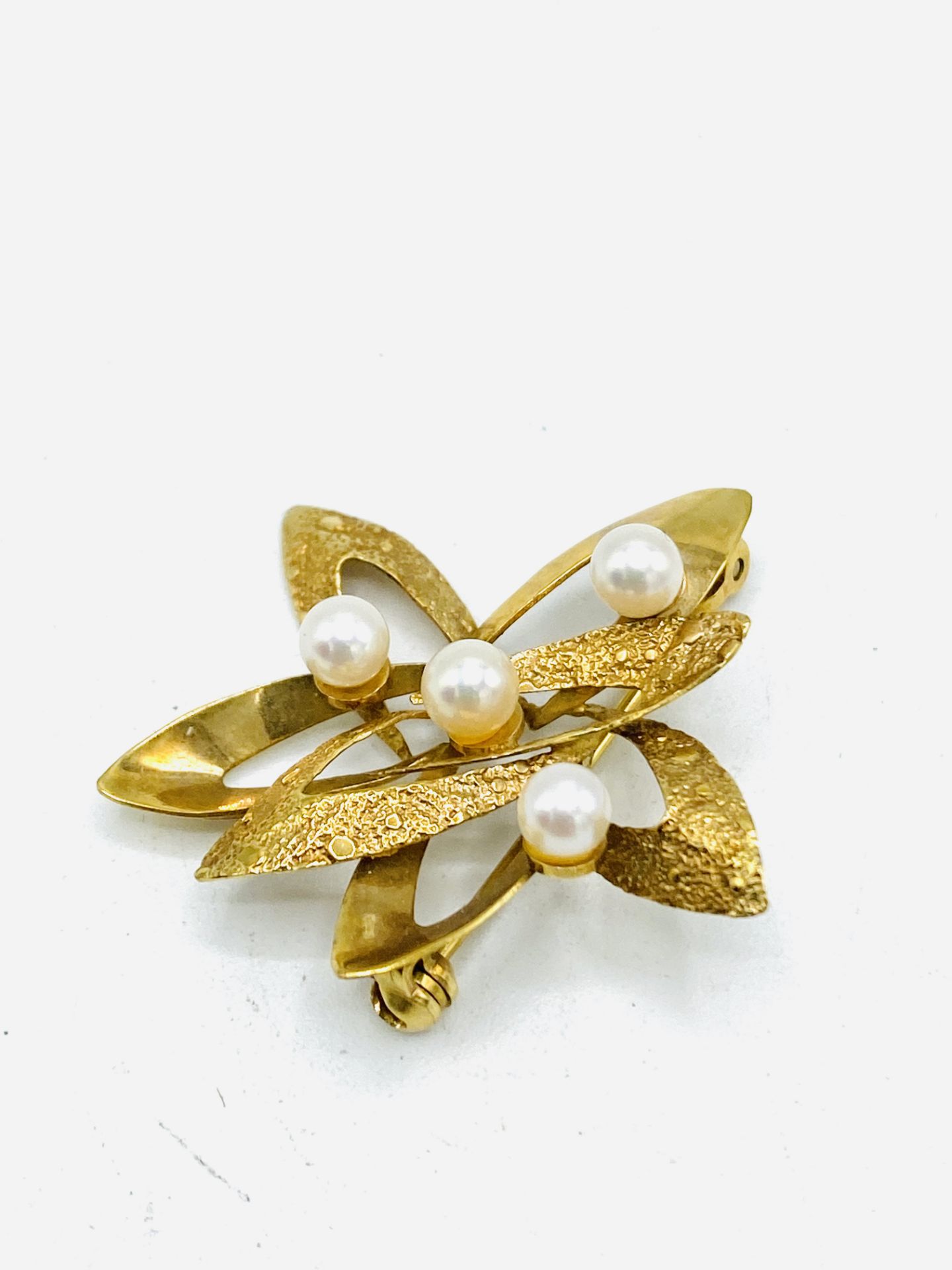 9ct gold brooch set with pearls - Image 2 of 5
