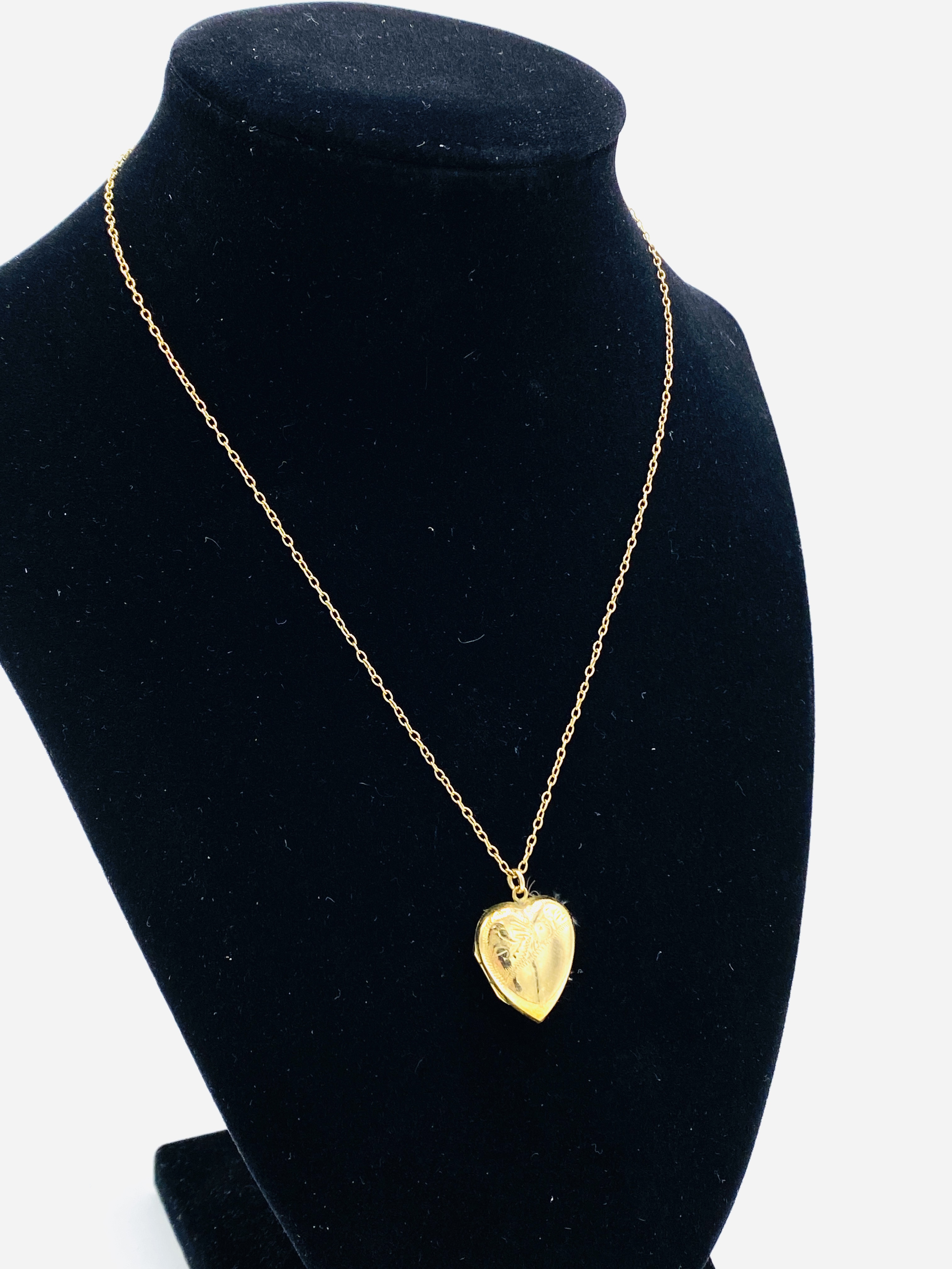 9ct gold heart shaped locket on a chain - Image 2 of 5