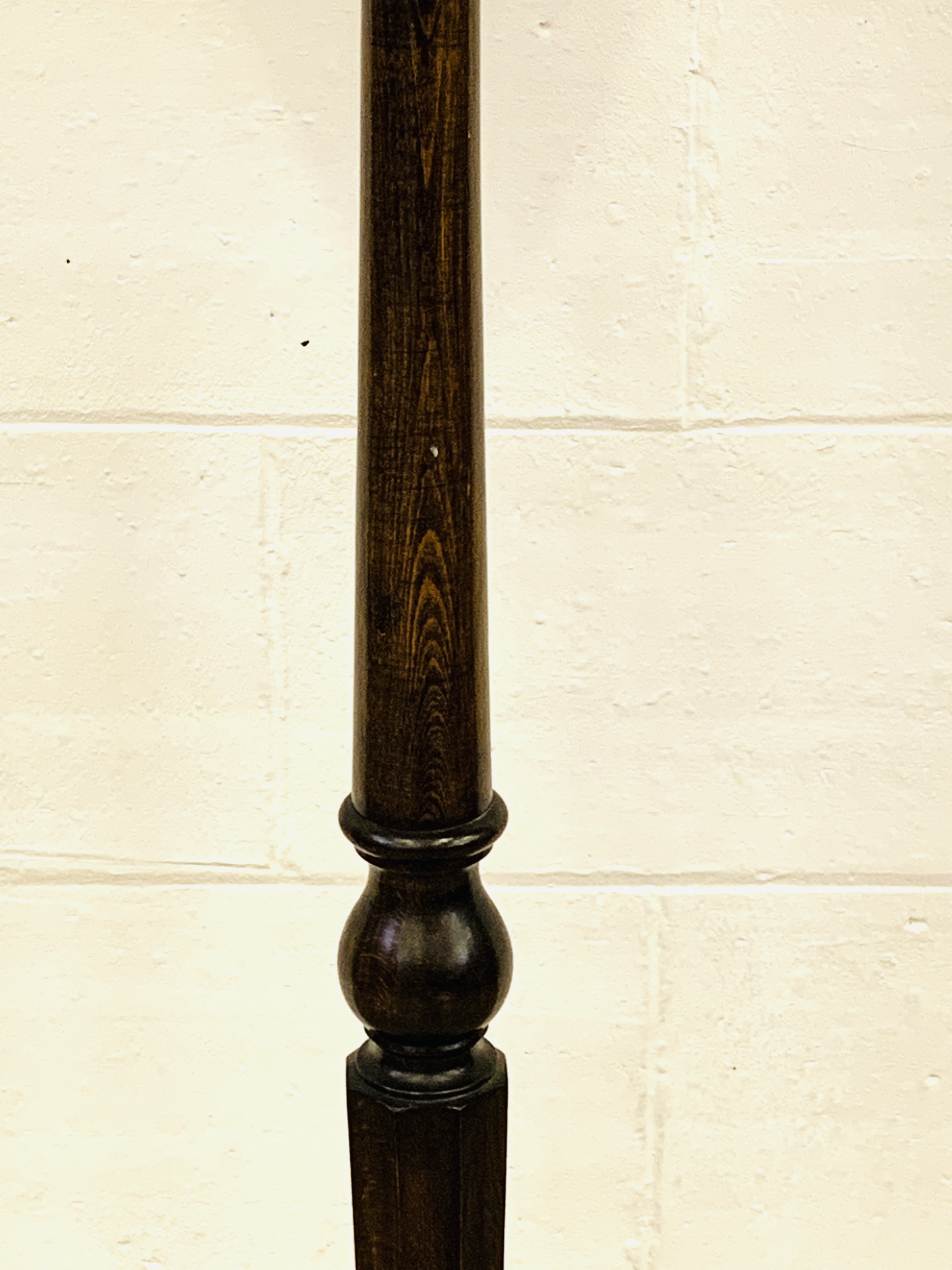 Oak standard lamp - Image 2 of 4