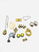 A quantity of costume jewellery