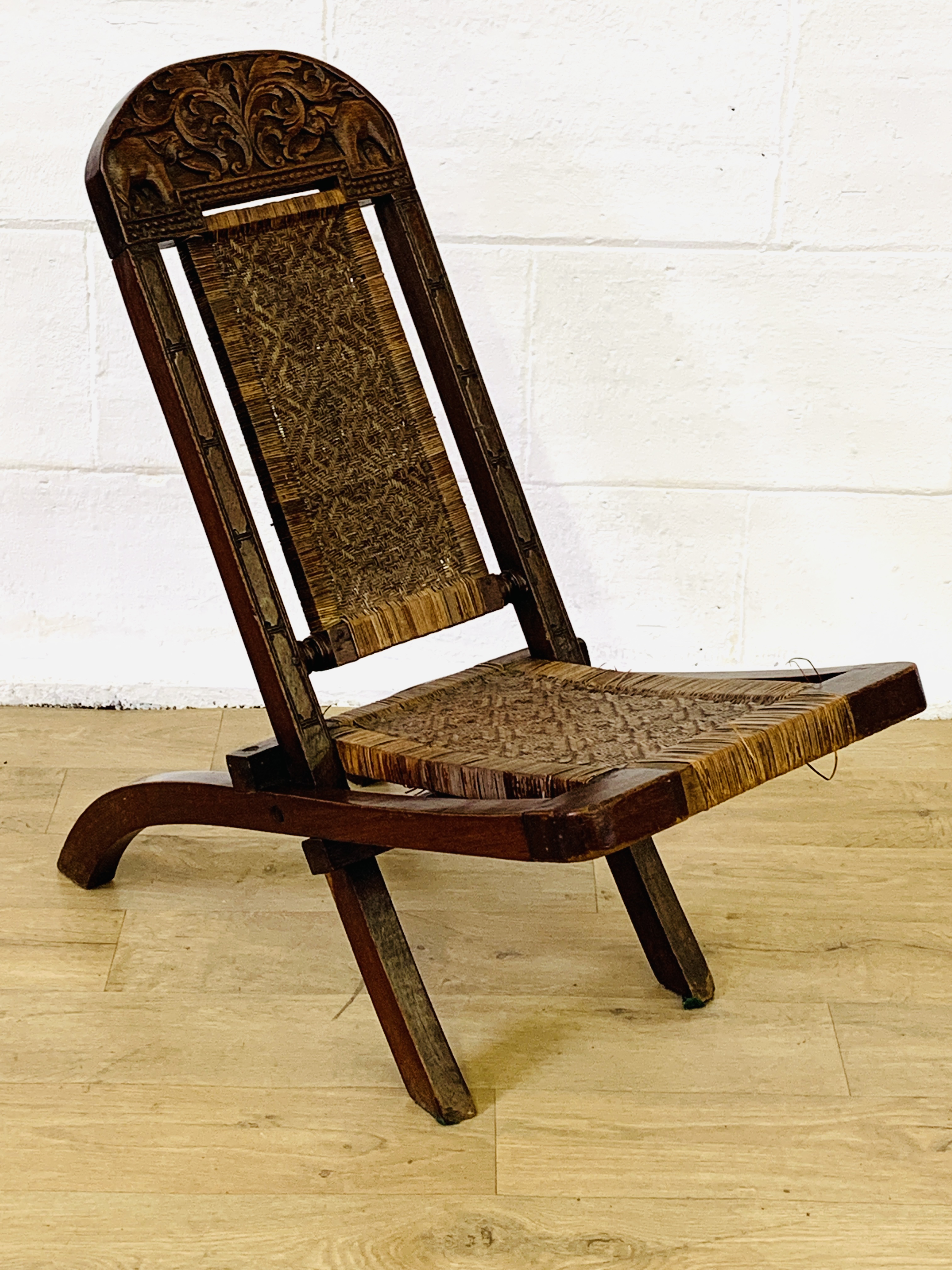 Carved wood folding chair - Image 2 of 5