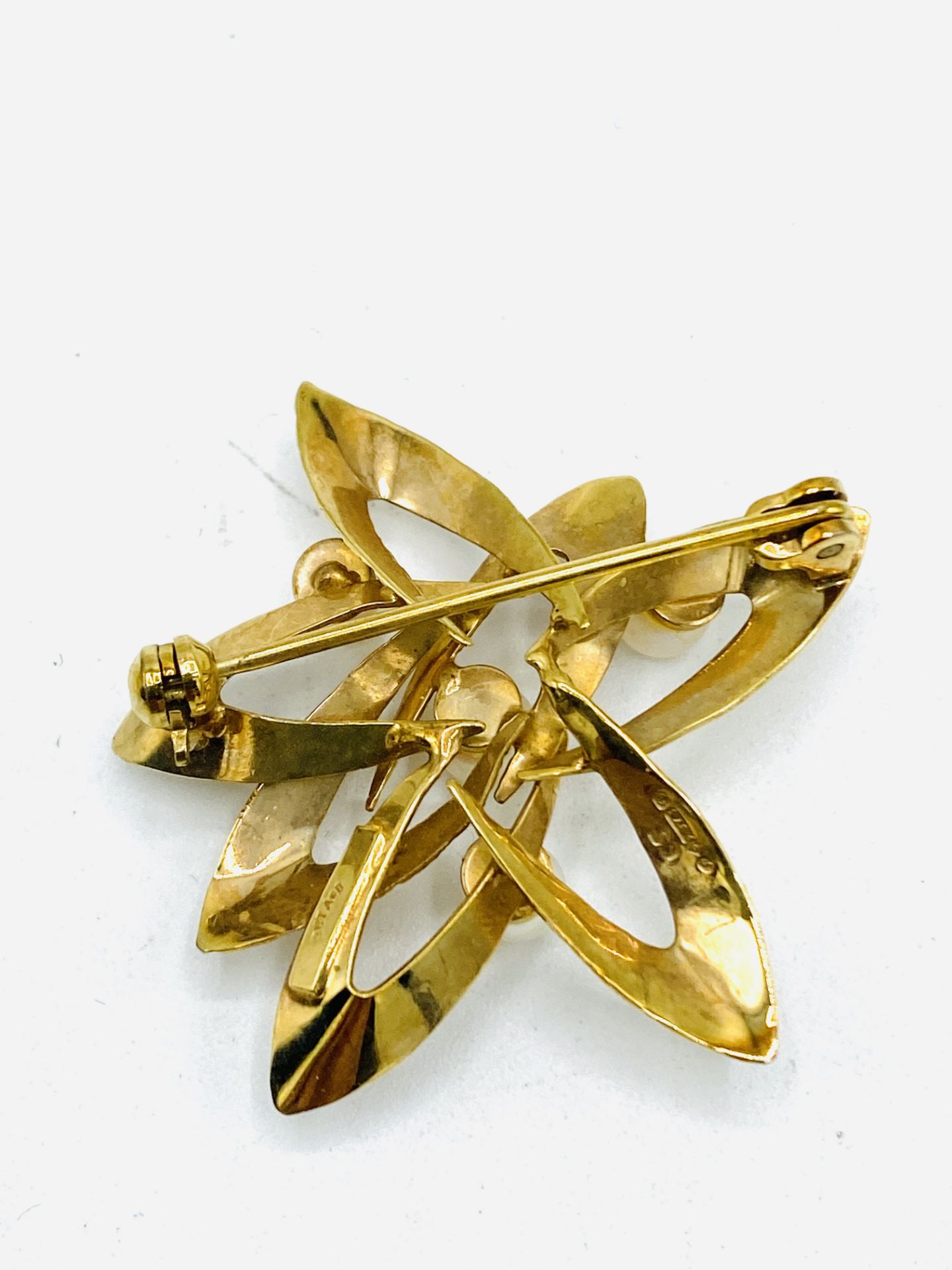 9ct gold brooch set with pearls - Image 5 of 5