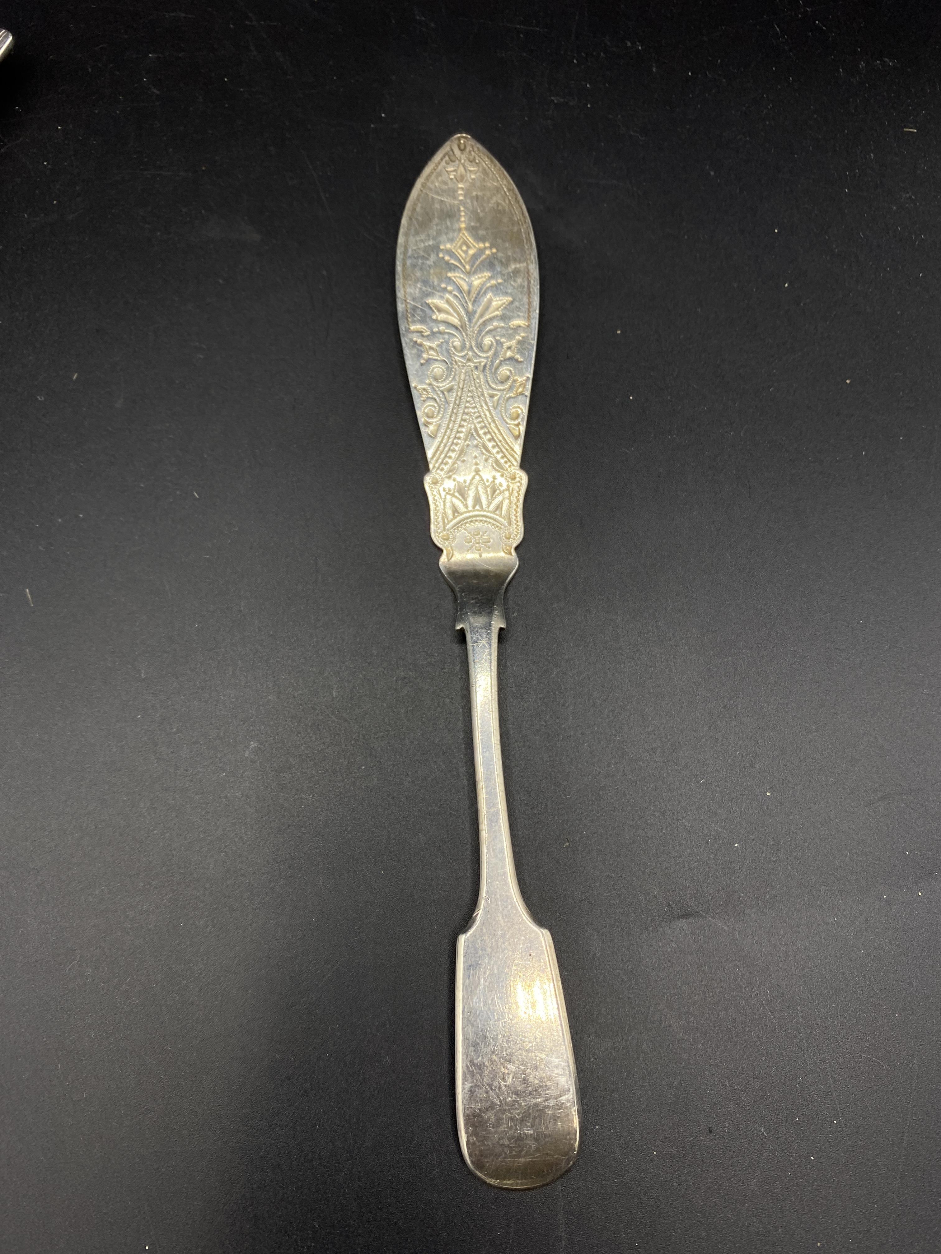 Silver fish slice and server together with a knife with mother of pearl handle - Image 3 of 4