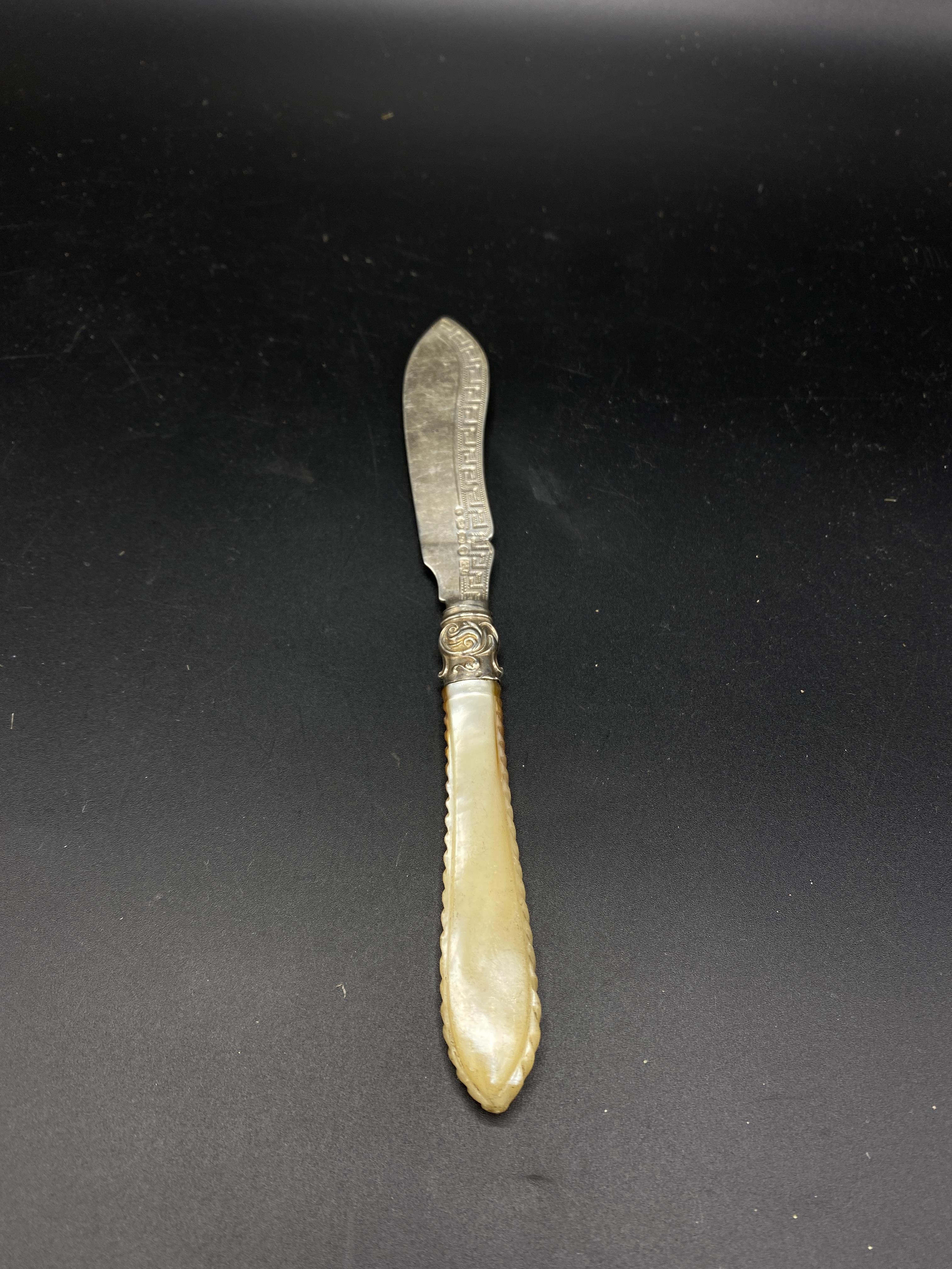 Silver fish slice and server together with a knife with mother of pearl handle - Image 2 of 4