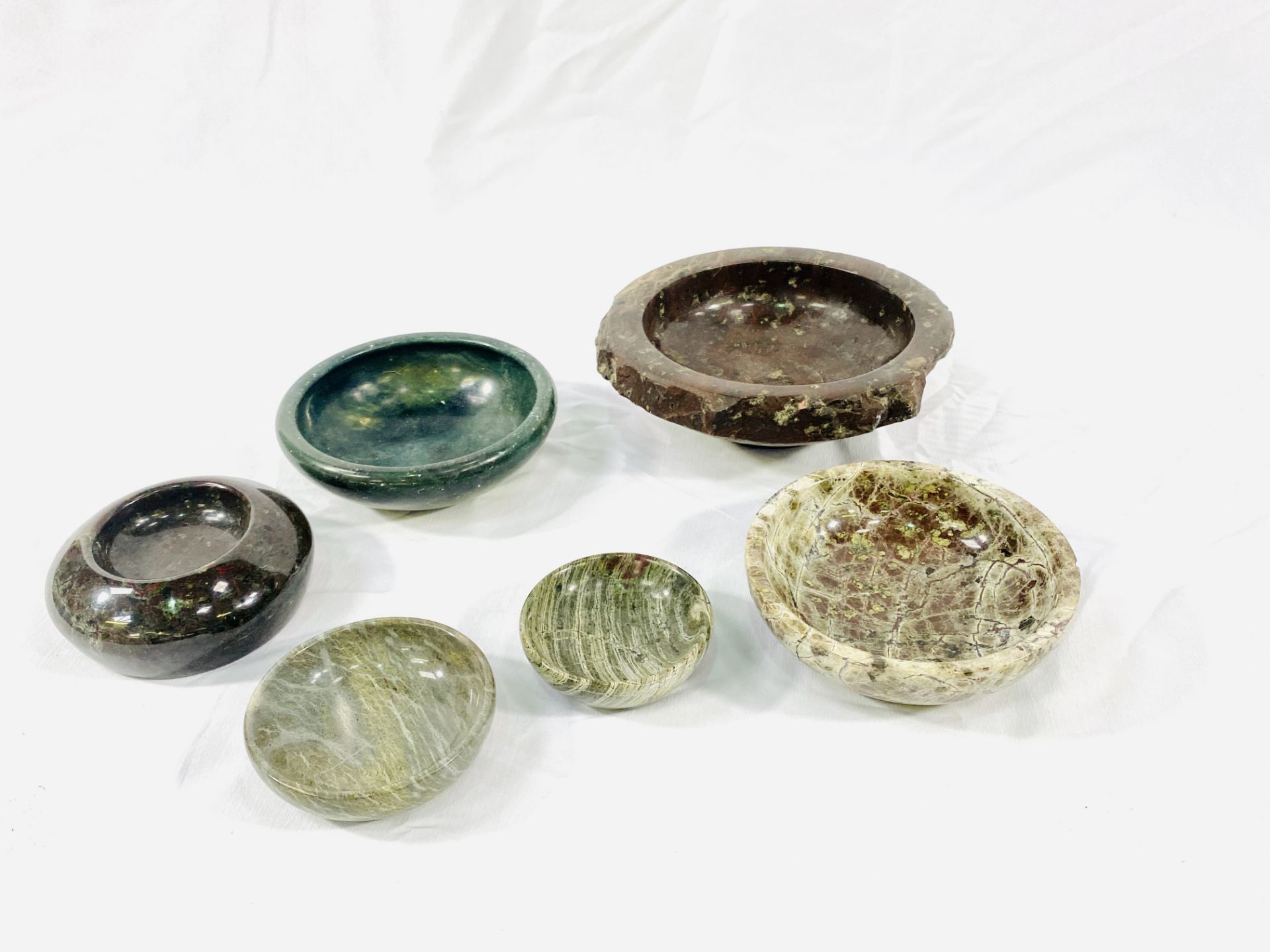 Collection of marble vases and dishes - Image 5 of 8