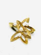 9ct gold brooch set with pearls