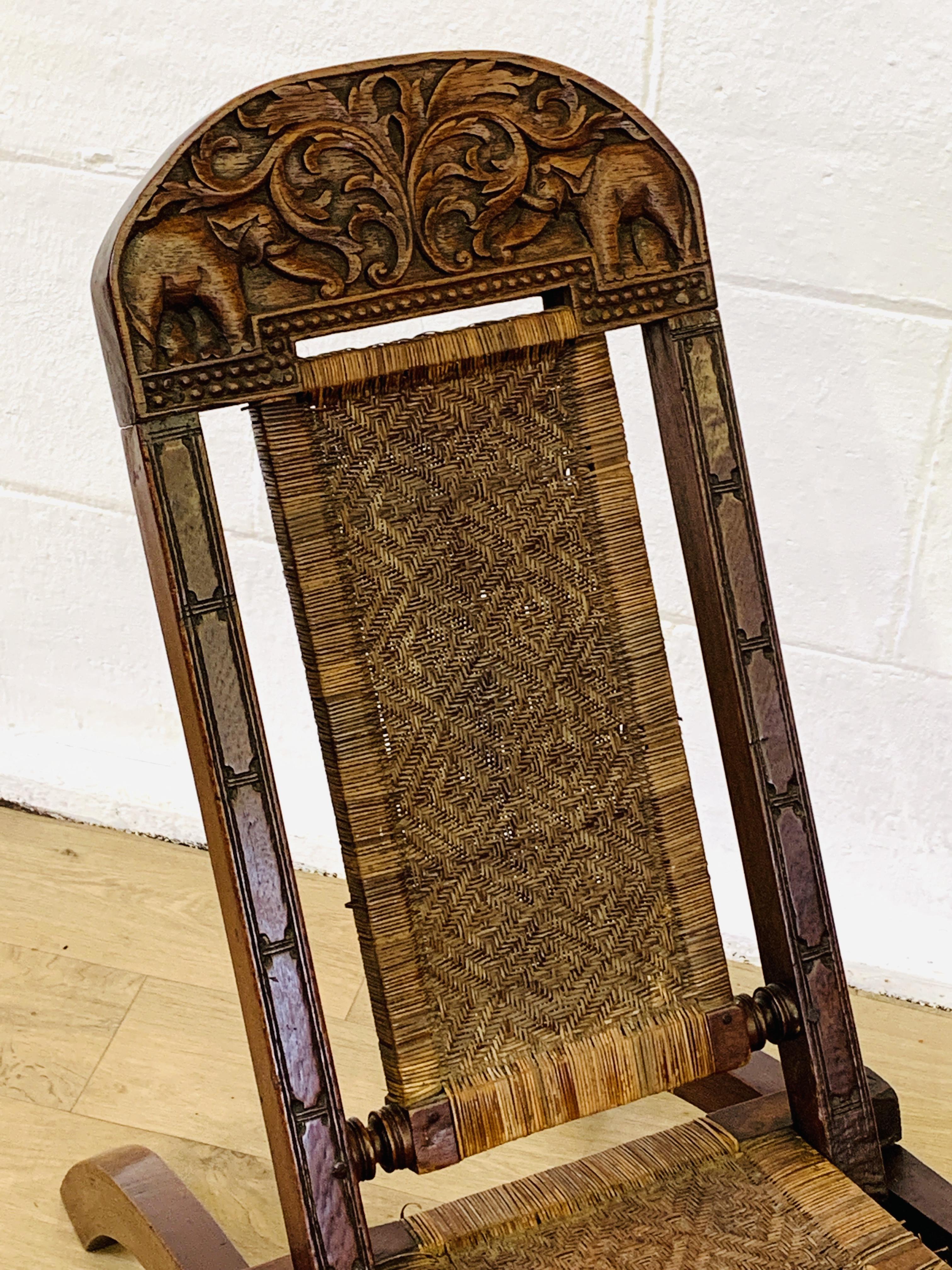 Carved wood folding chair - Image 3 of 5