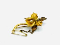 18ct gold brooch styled as a leaf