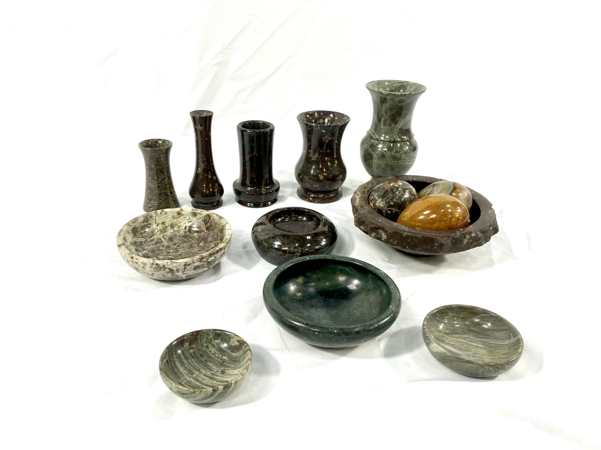Collection of marble vases and dishes - Image 2 of 8
