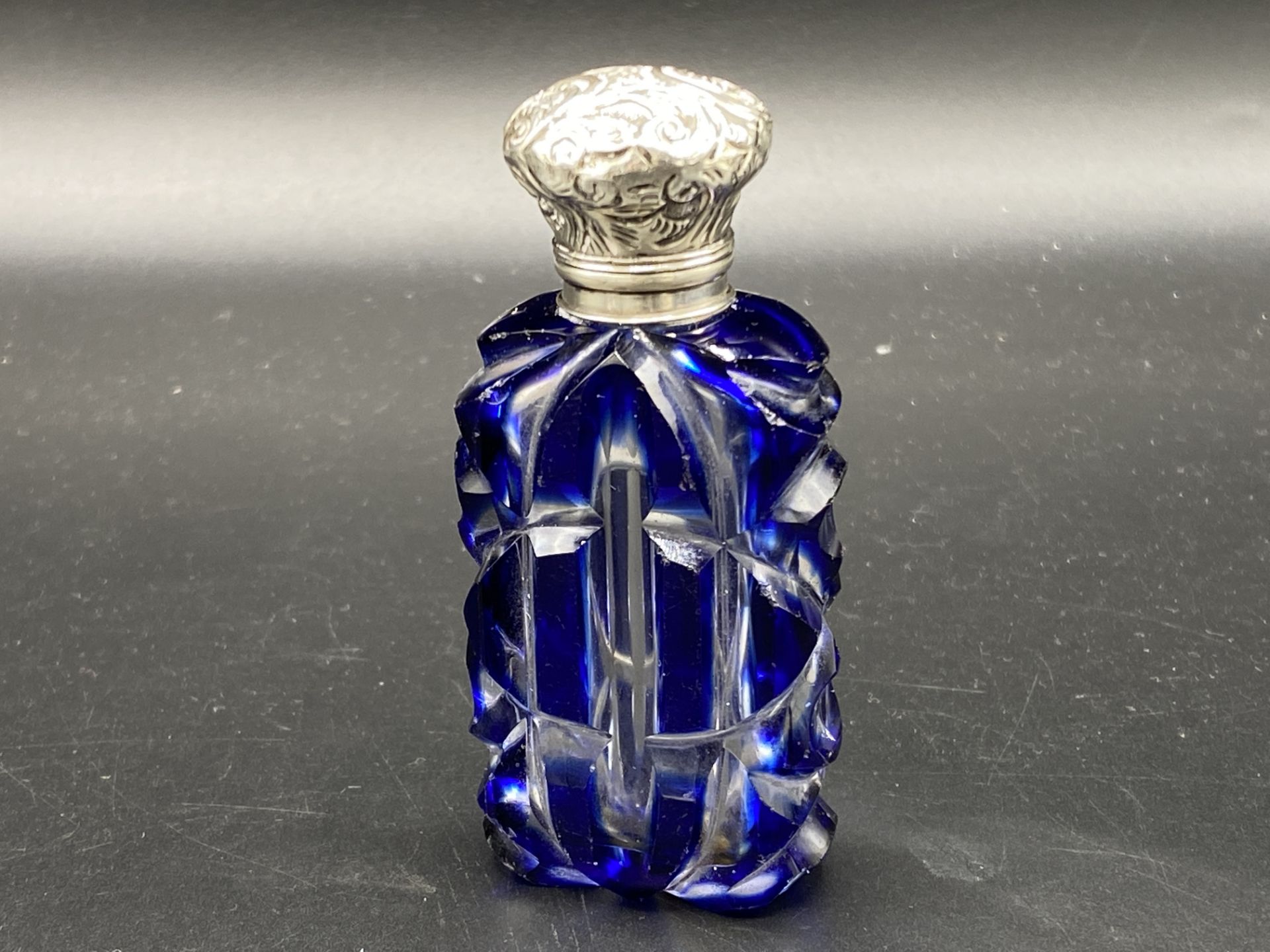 Glass scent bottle with silver top - Image 2 of 4
