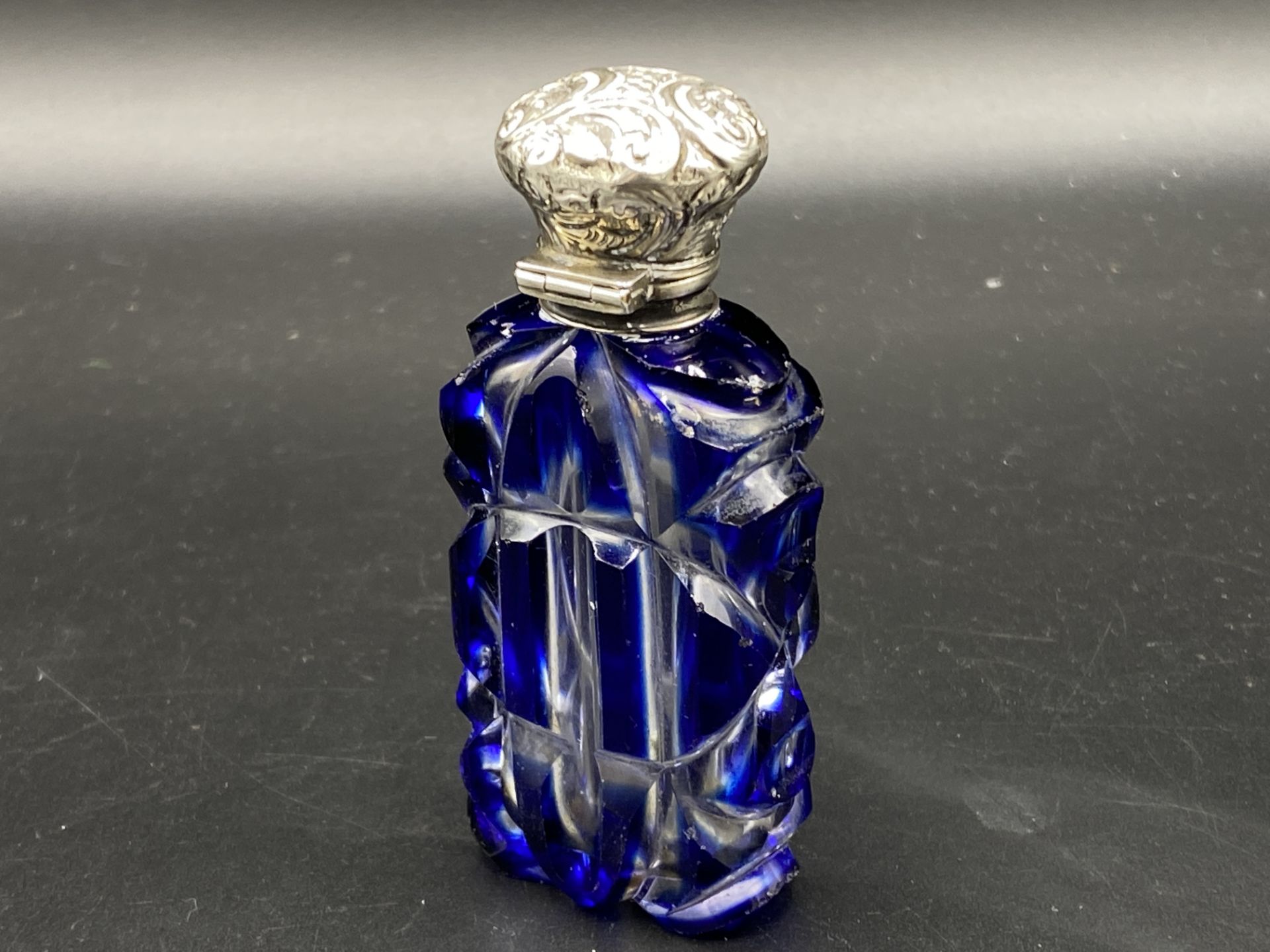 Glass scent bottle with silver top - Image 4 of 4