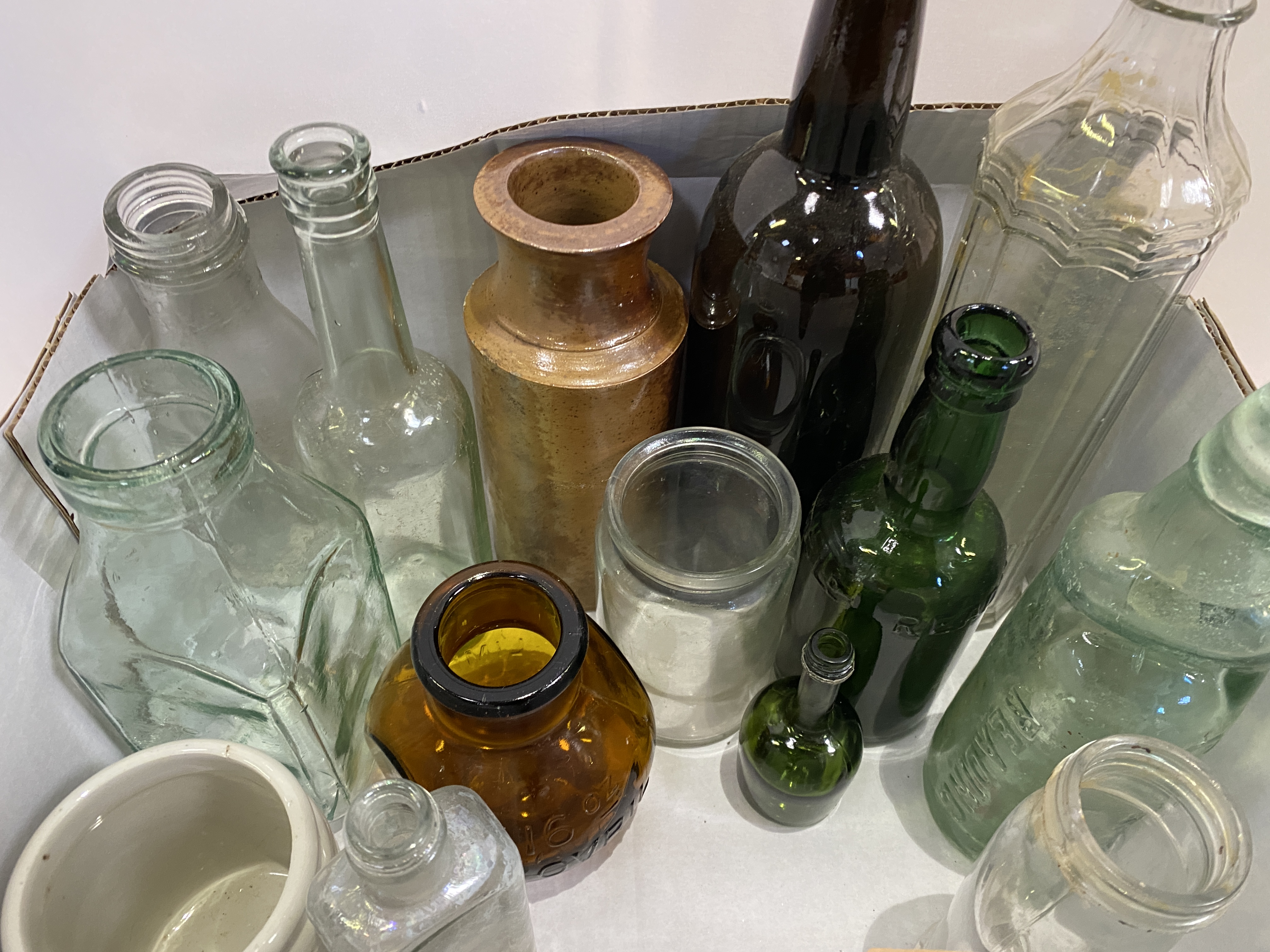 Quantity of bottles and pots - Image 7 of 9