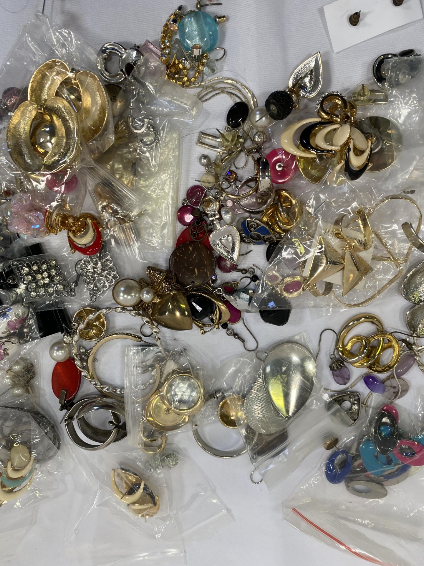 Approximately seventy pairs of costume jewellery earrings - Image 5 of 6