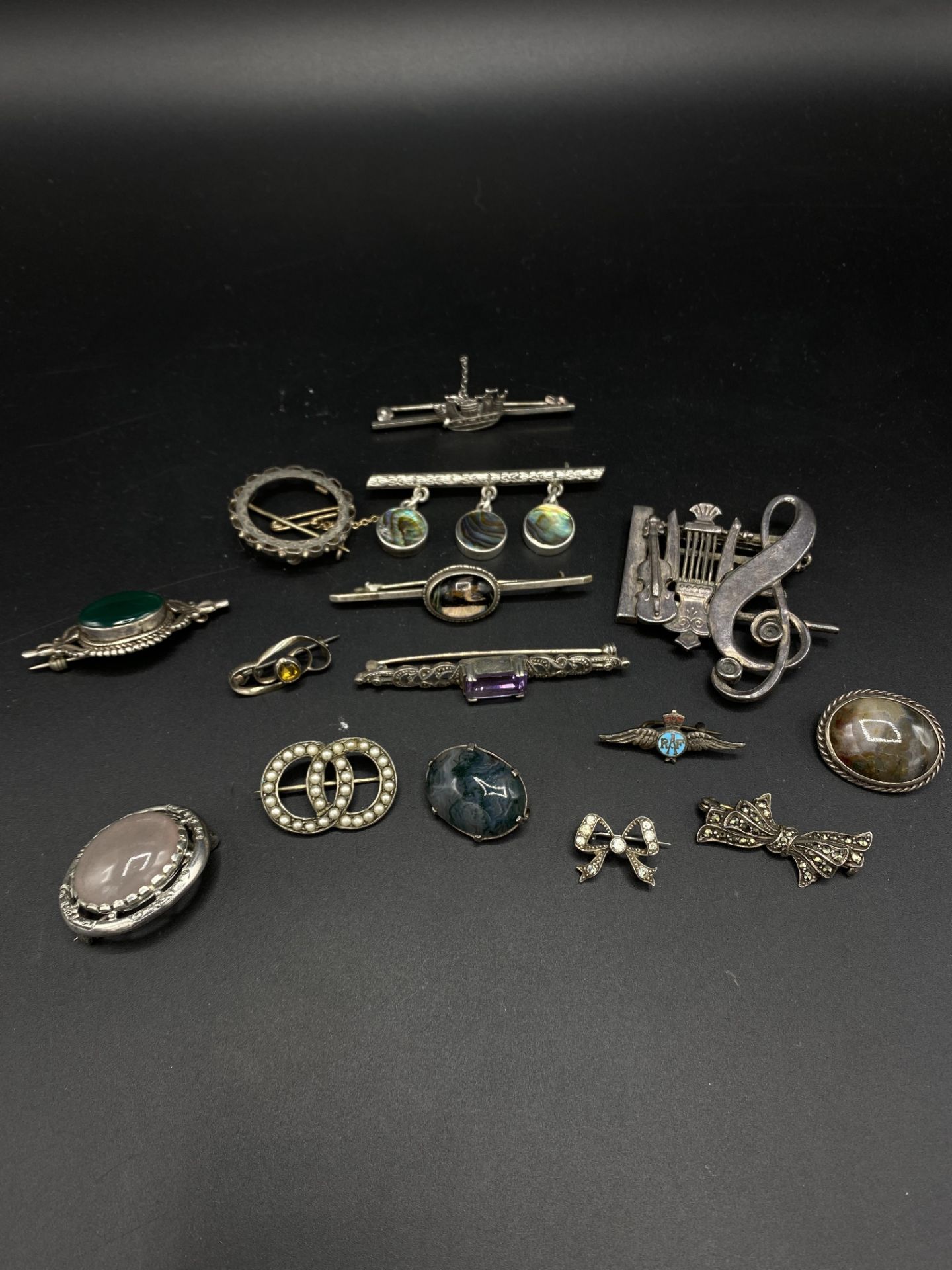 Quantity of silver brooches