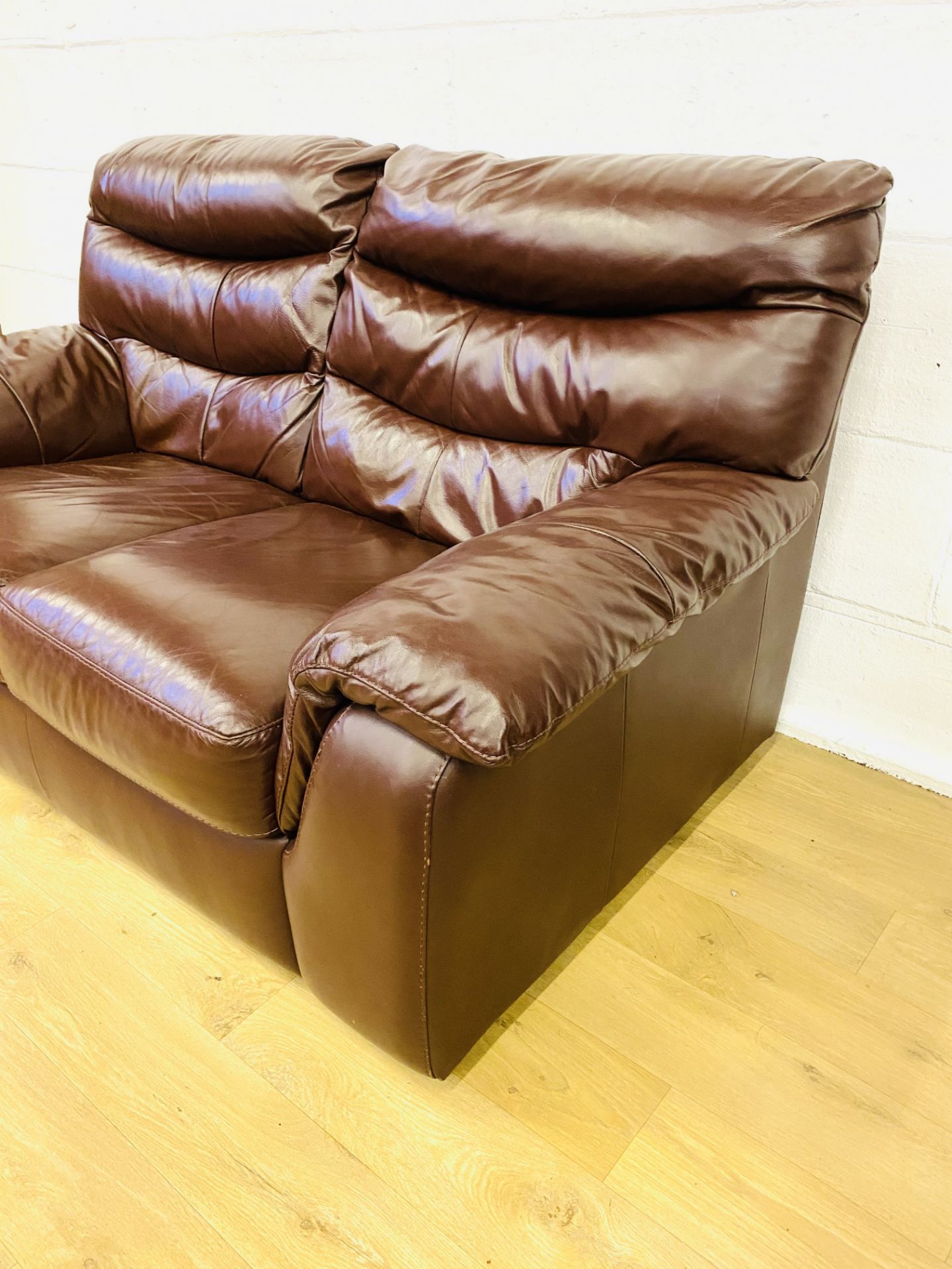 Leather style two seat sofa - Image 4 of 5